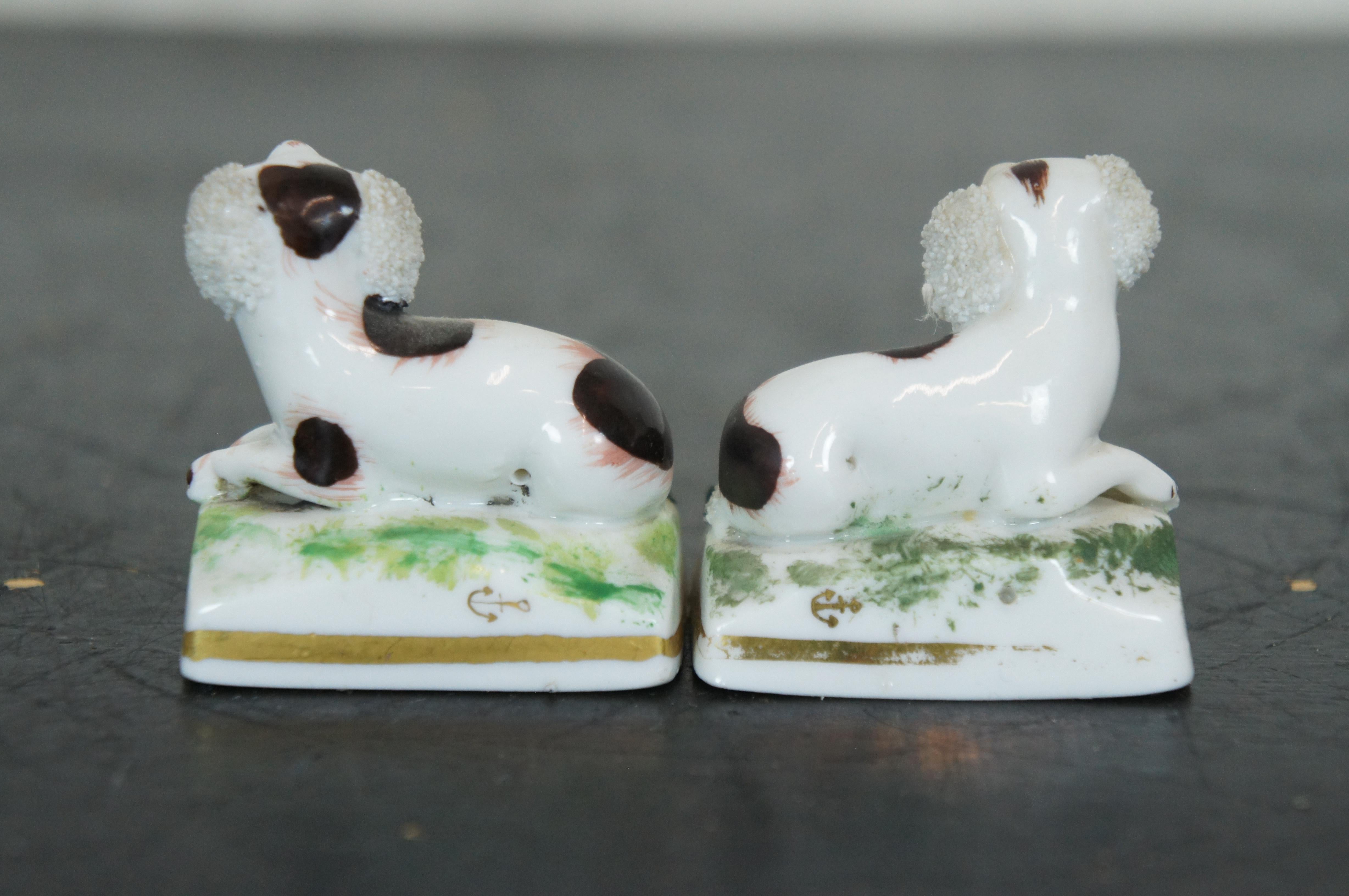 2 Antique Chelsea Porcelain Staffordshire Miniature Confetti Spaniel Dog Anchor In Good Condition For Sale In Dayton, OH