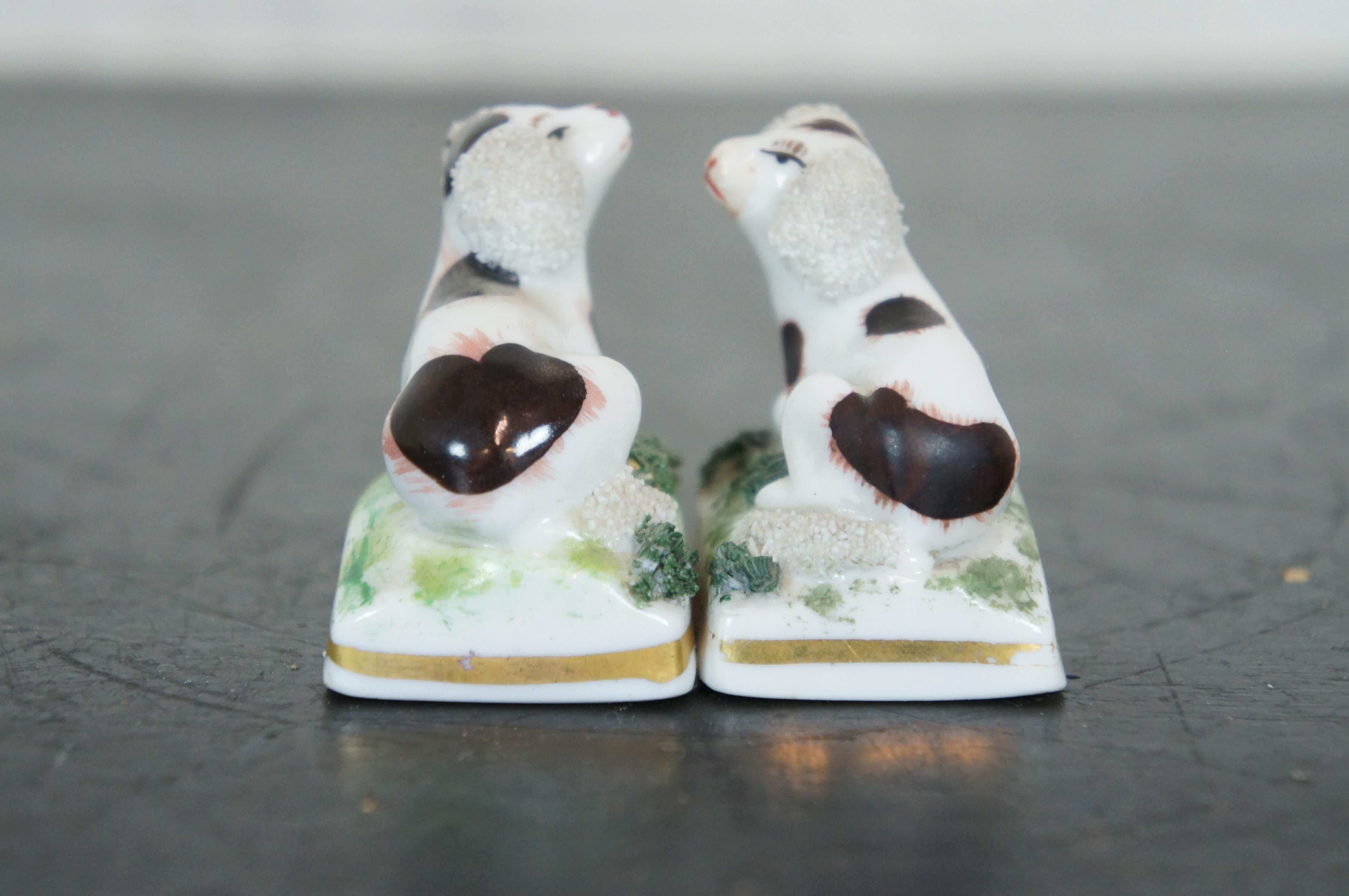 2 Antiquités Chelsea Porcelain Staffordshire Miniature Spaniel Dog Anchor en vente 1