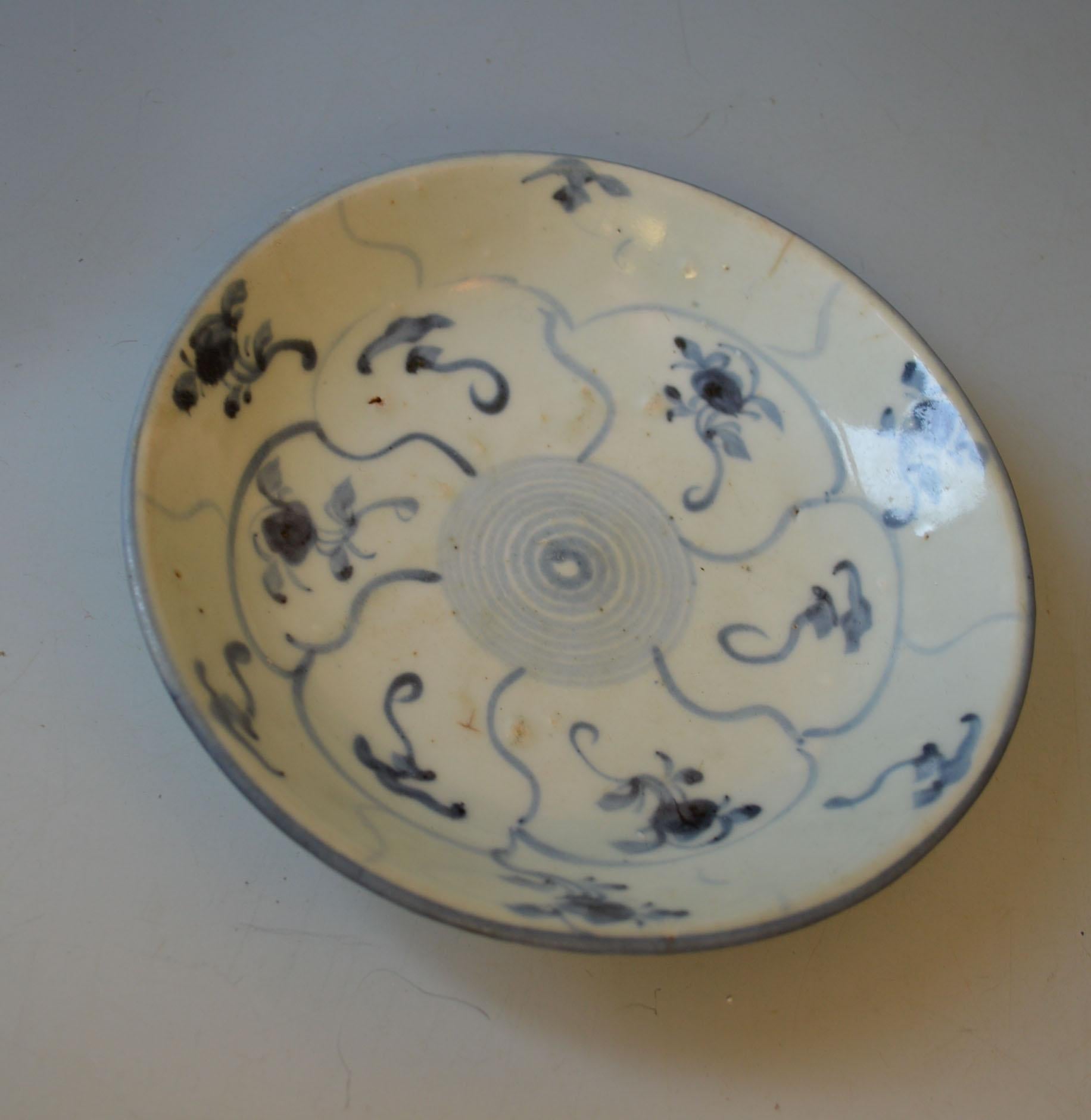 2 Antique Chinese Provincial Porcelain Plates Ming, circa 16th Century 中国古董 In Good Condition For Sale In London, GB