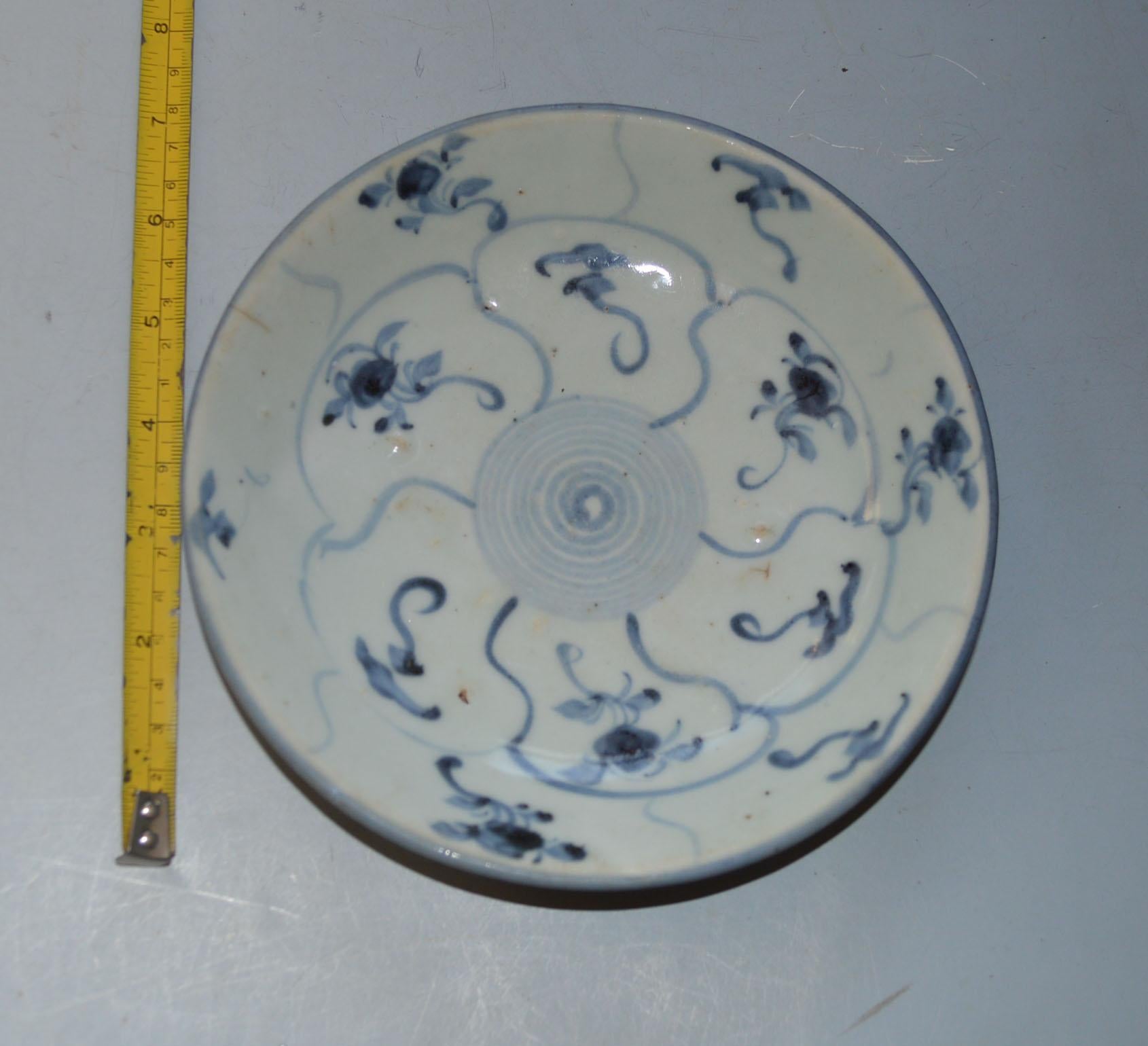 2 Antique Chinese Provincial Porcelain Plates Ming, circa 16th Century 中国古董 For Sale 1