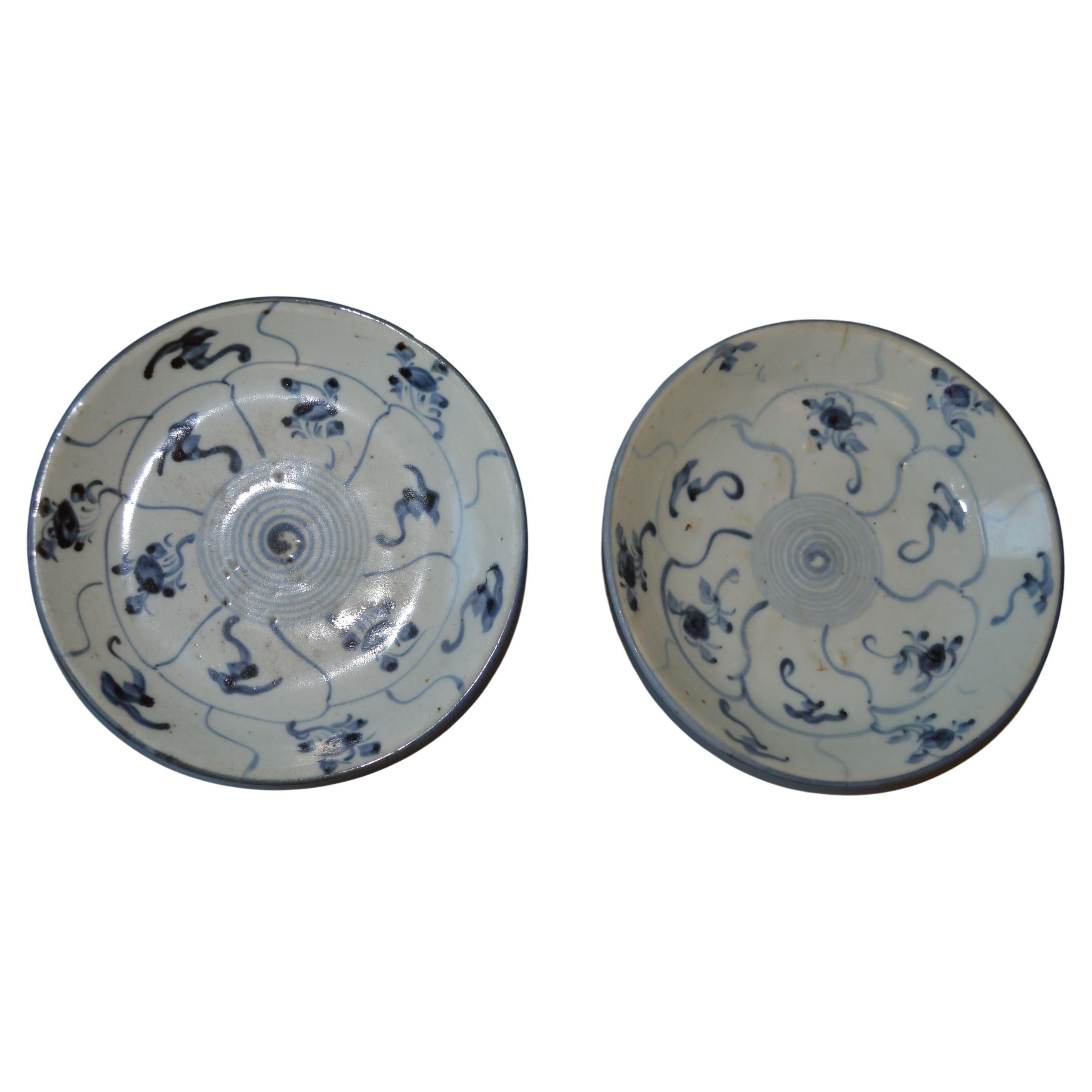 2 Antique Chinese Provincial Porcelain Plates Ming, circa 16th Century 中国古董 For Sale