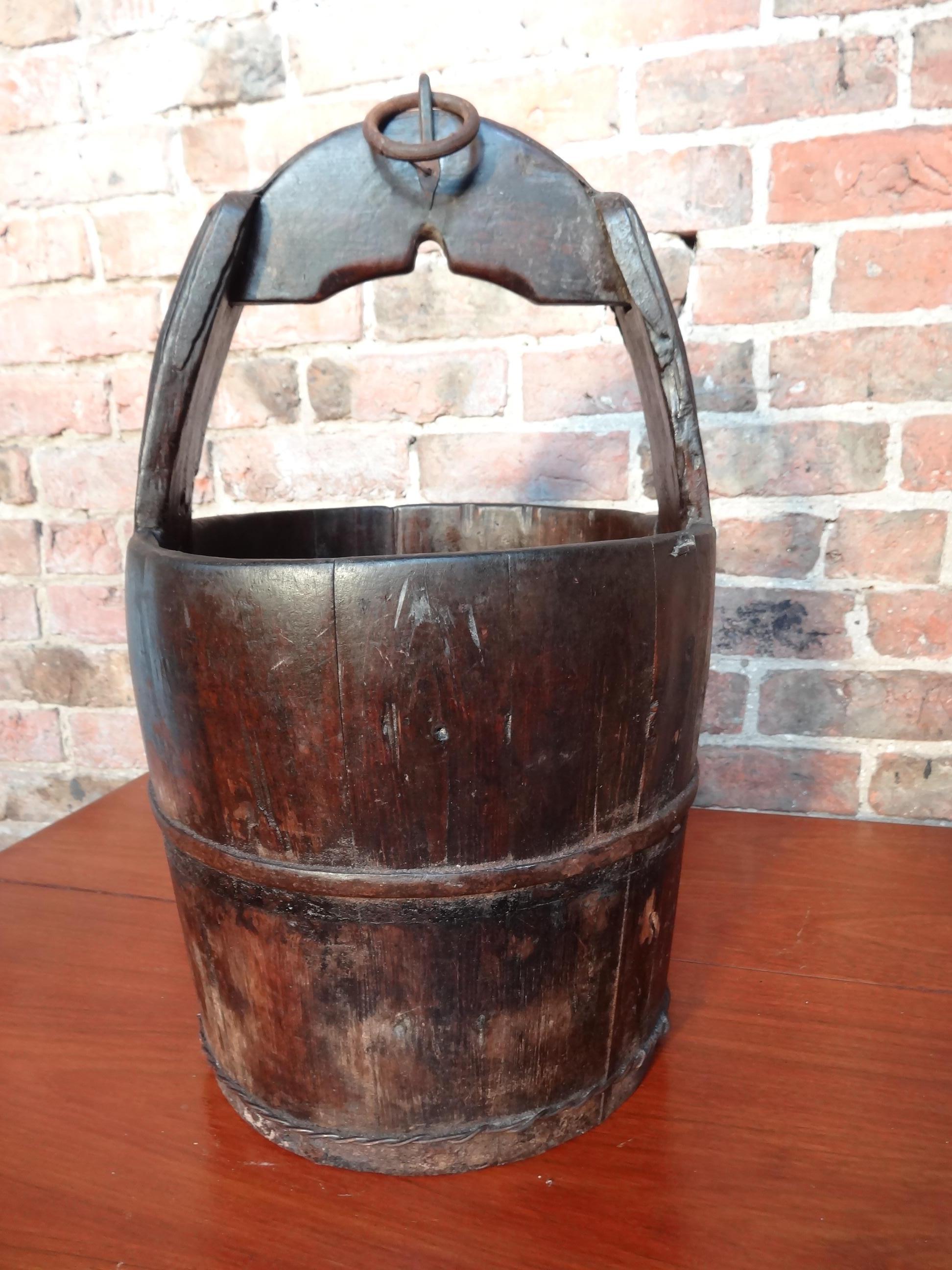 2 antike chinesische Wasserkübel aus dunklem und hellem Holz im Zustand „Gut“ im Angebot in Markington, GB