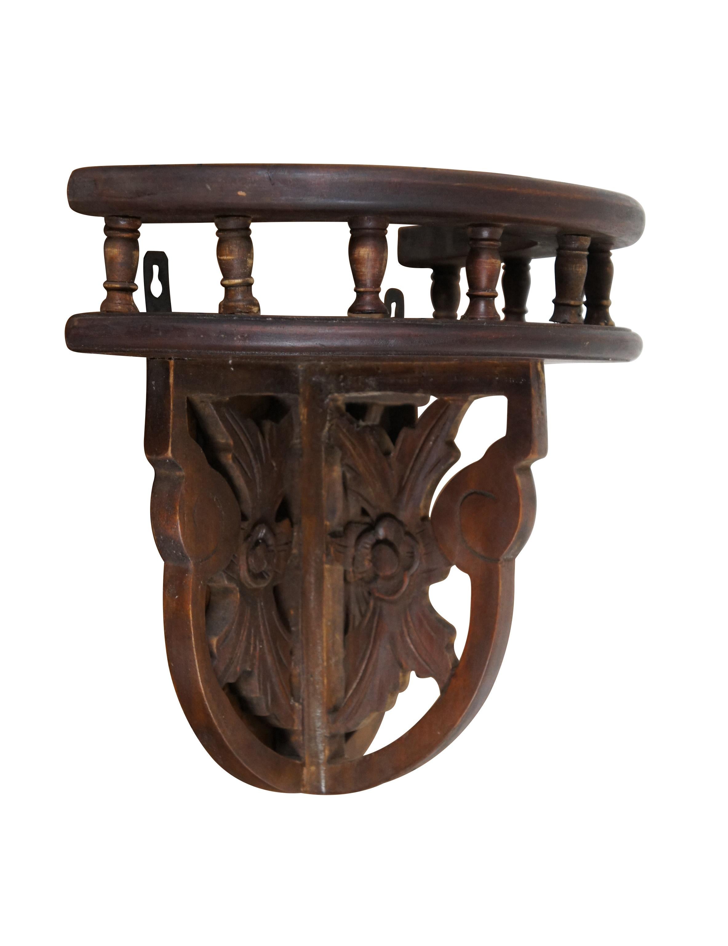 Pareja de ménsulas / apliques de pared antiguos de caoba tallada, con tapa demiluna y borde de galería de husillo, apoyados en una ménsula de rosas y hojas caladas / talladas.

Dimensiones:
14,25