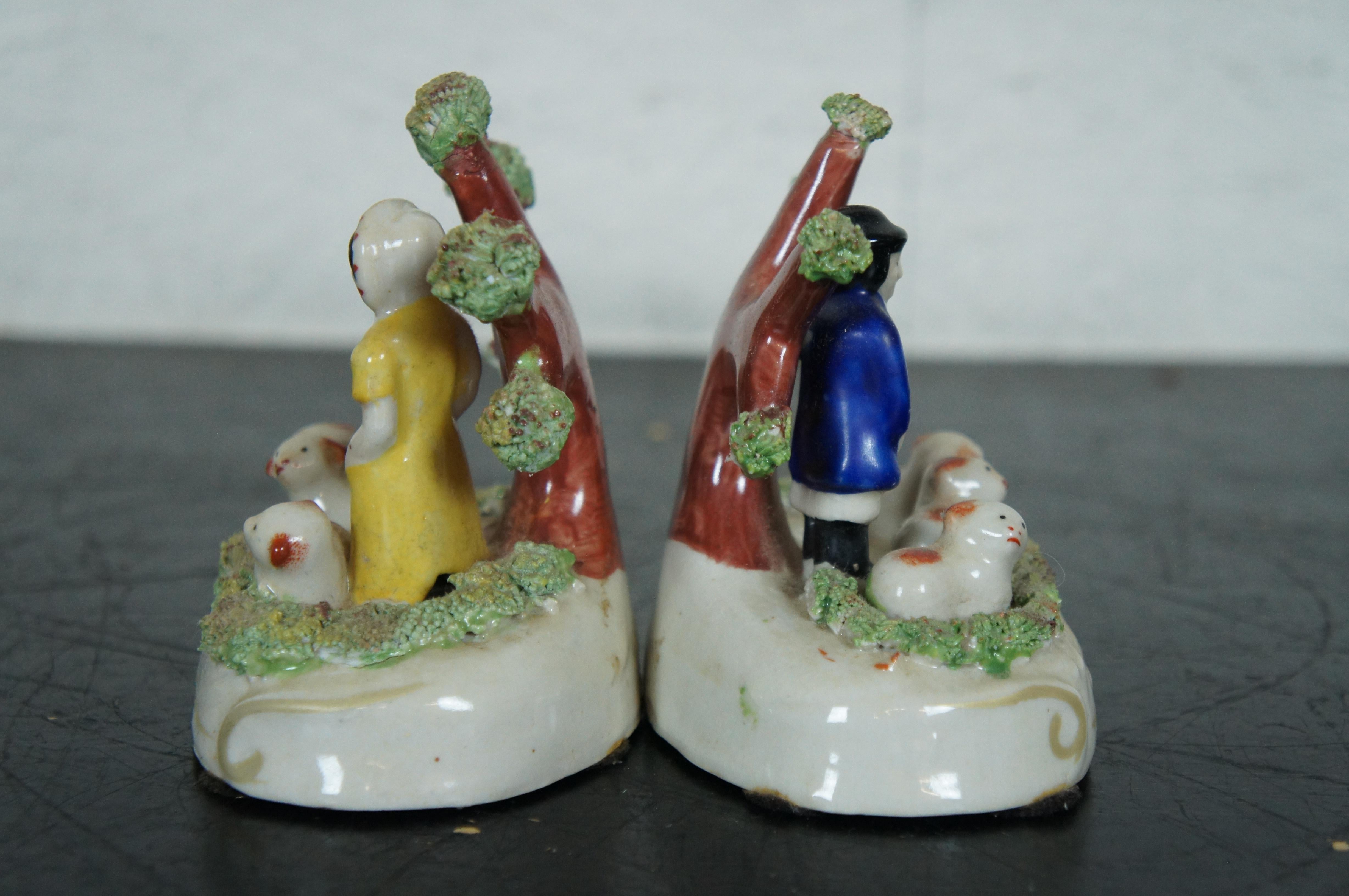 2 figurines anciennes de berger de Bocage en céramique perlée du Staffordshire anglais de Dudson Bon état - En vente à Dayton, OH