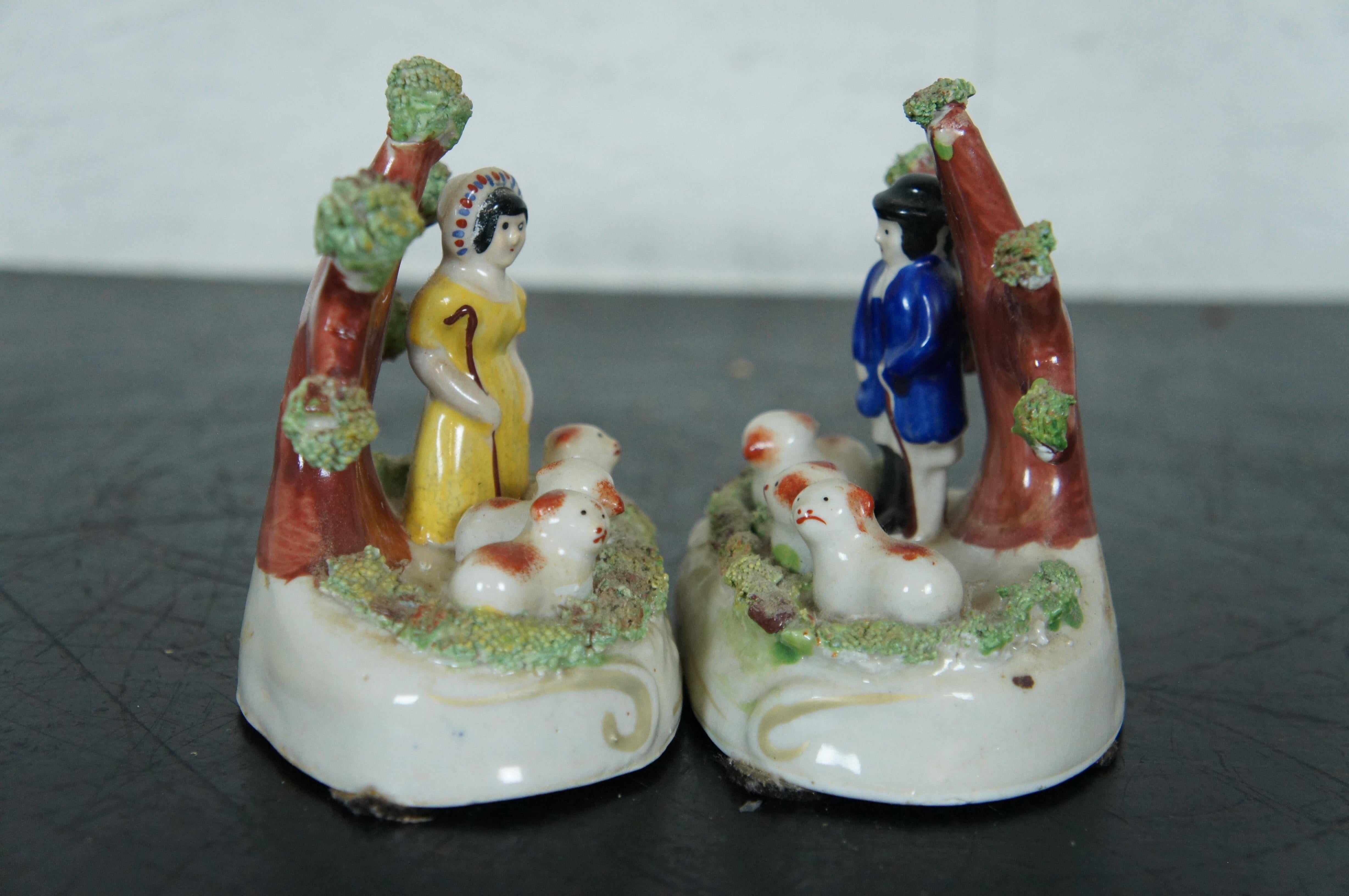 Porcelaine 2 figurines anciennes de berger de Bocage en céramique perlée du Staffordshire anglais de Dudson en vente