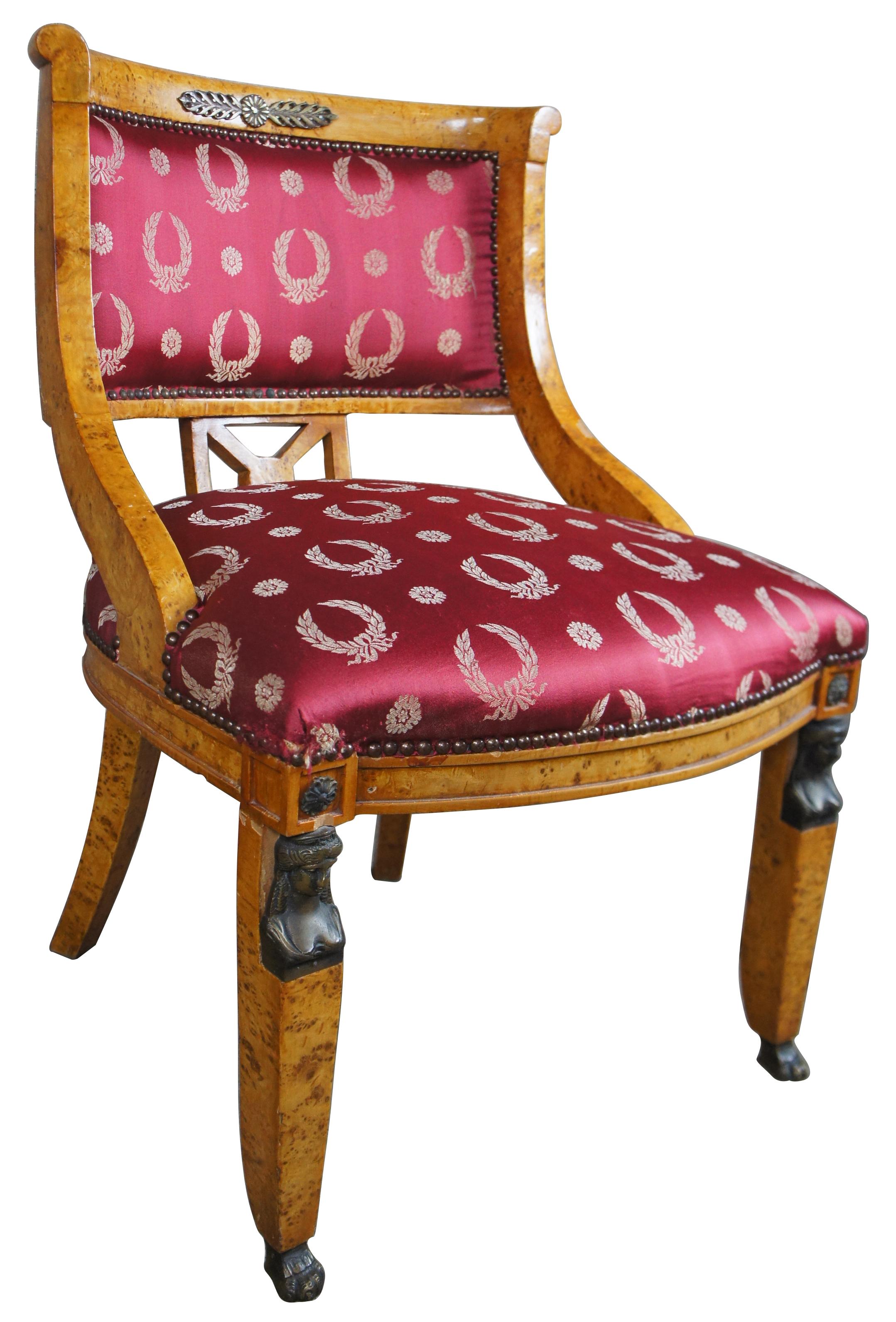 2 Sillas auxiliares de salón Vintage Egyptian Revival Olive Burlwood Red Silk Renacimiento egipcio en venta