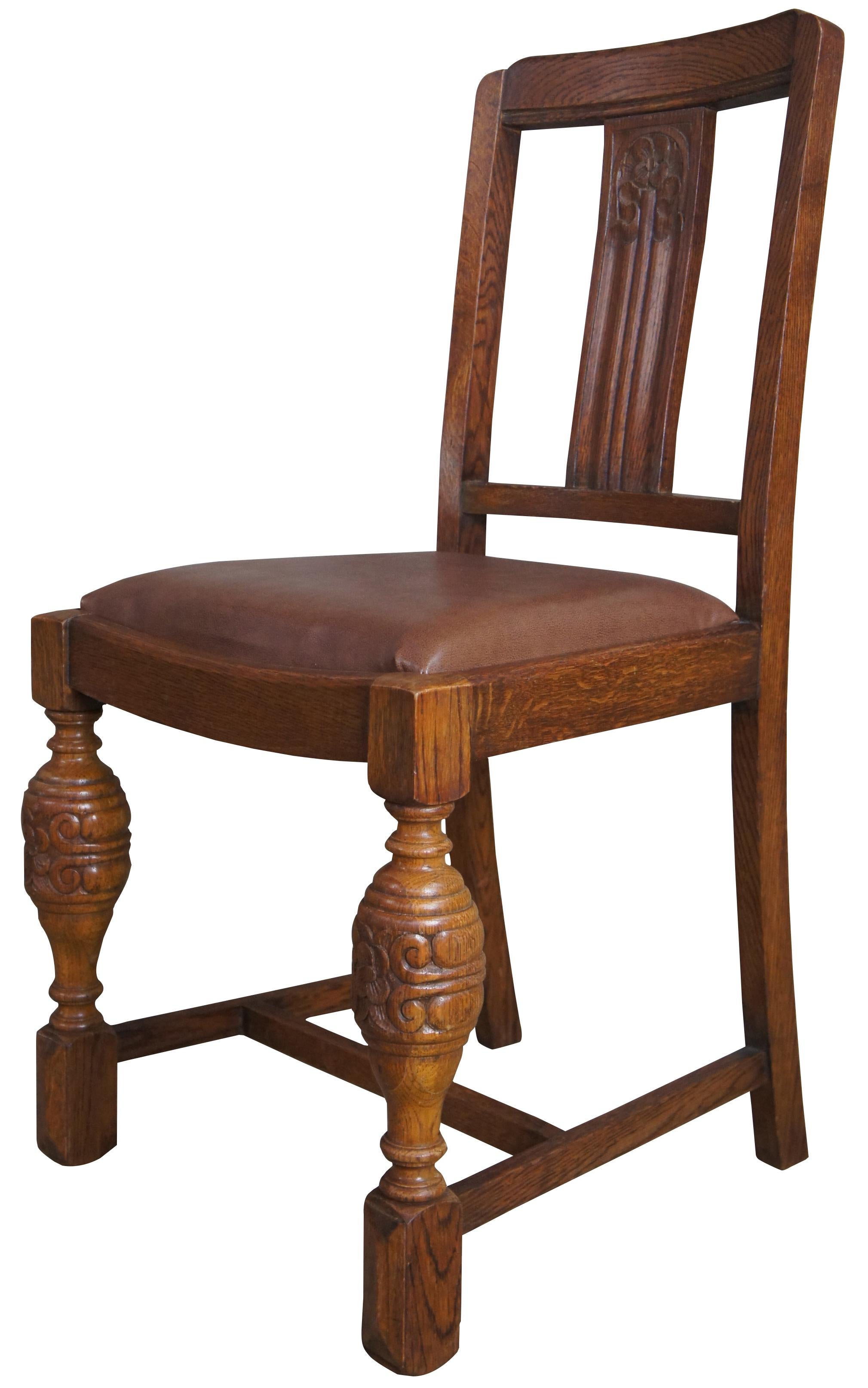 Jacobéen 2 Anciennes chaises de salle à manger en chêne jacobéen élisabéthain Jacobean & Sons en vente