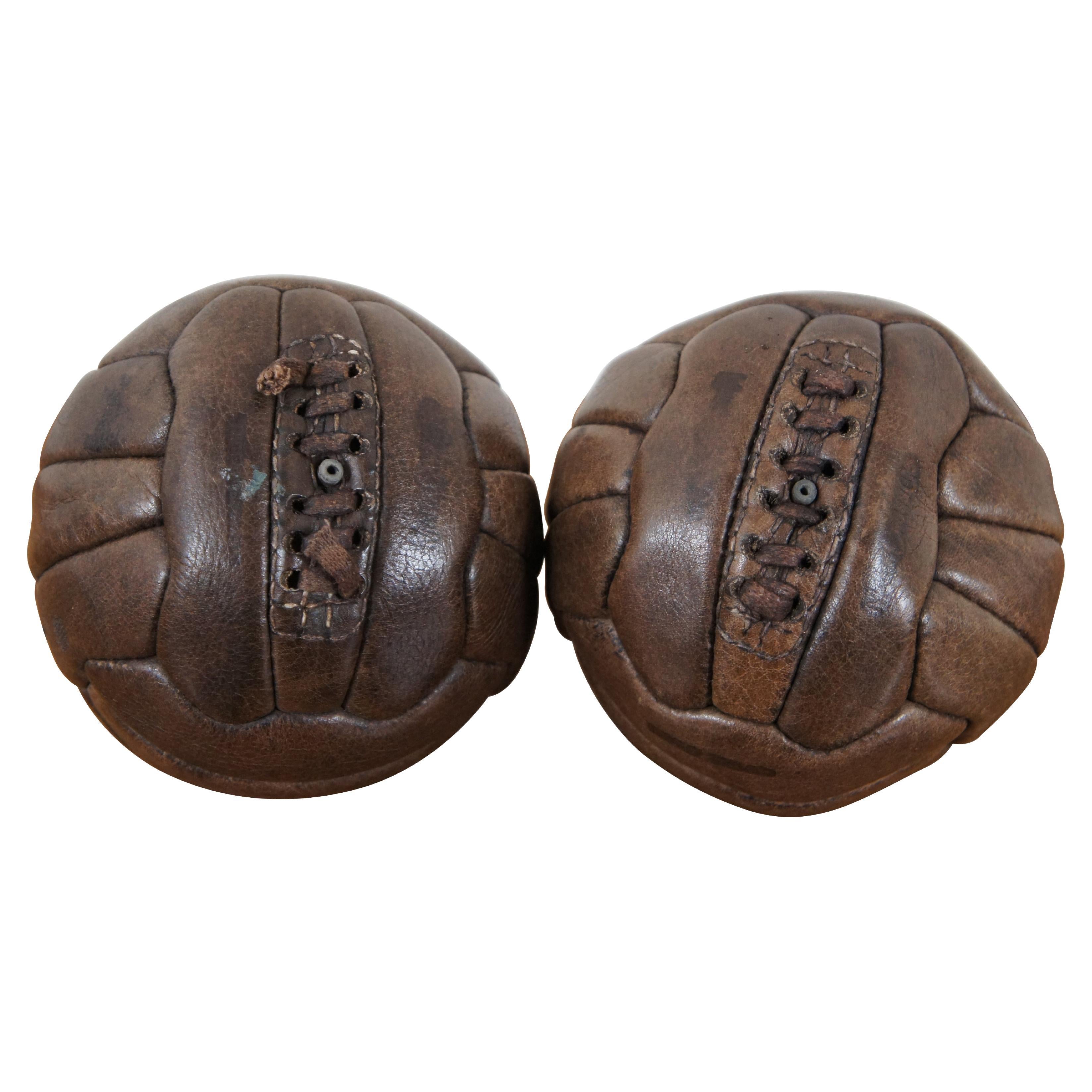 2 Antique Mark Cross Anglais Footballs Futbols Soccer Balls 6" en cuir en vente
