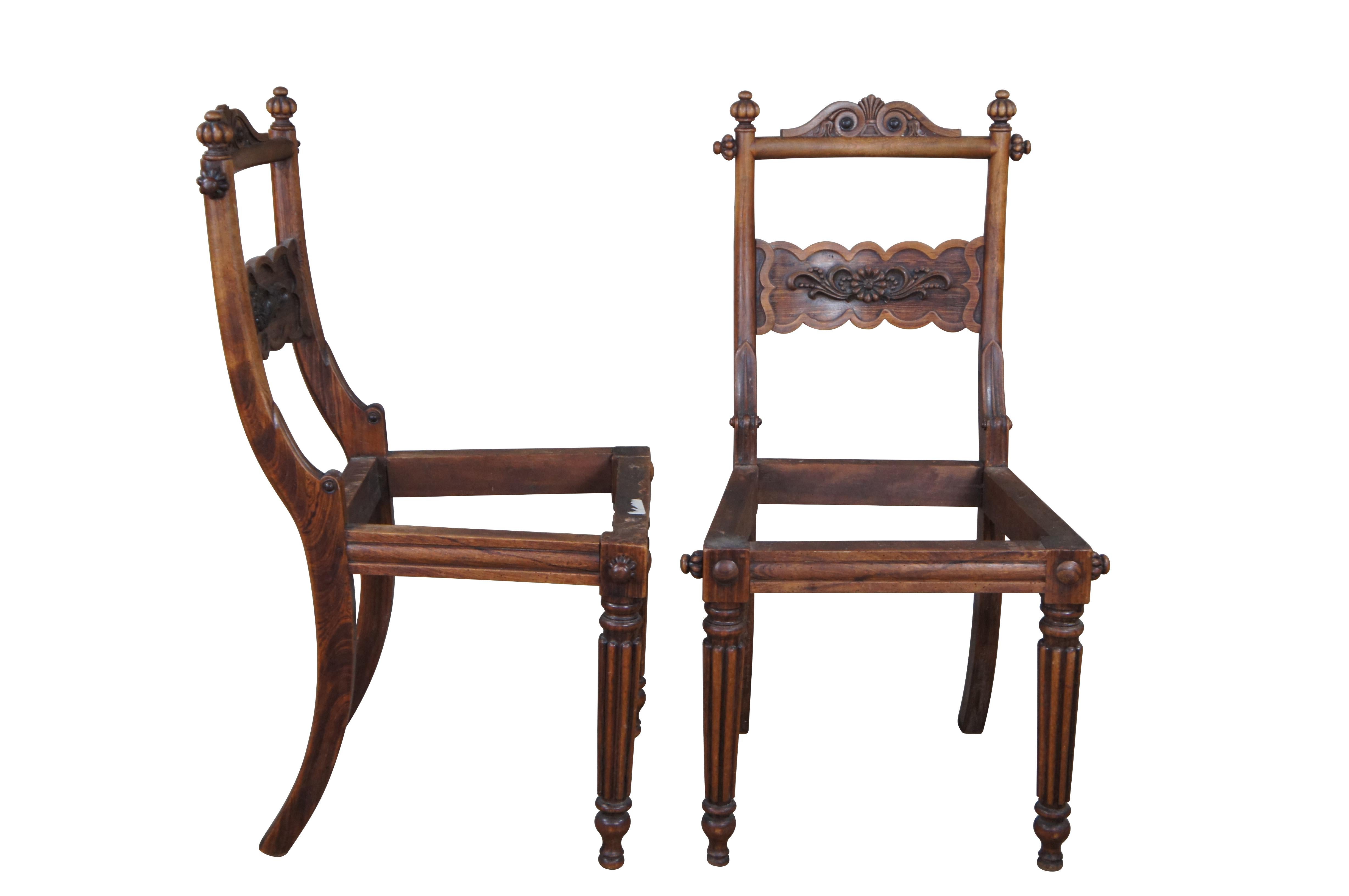 Impressionnante paire de chaises d'appoint Regency anglaises, vers 1820. Fabriqué en bois de rose avec des cimaises et des dossiers finement sculptés.   Les chaises sont soutenues par des pieds cannelés menant à un pied en forme de flèche à l'avant