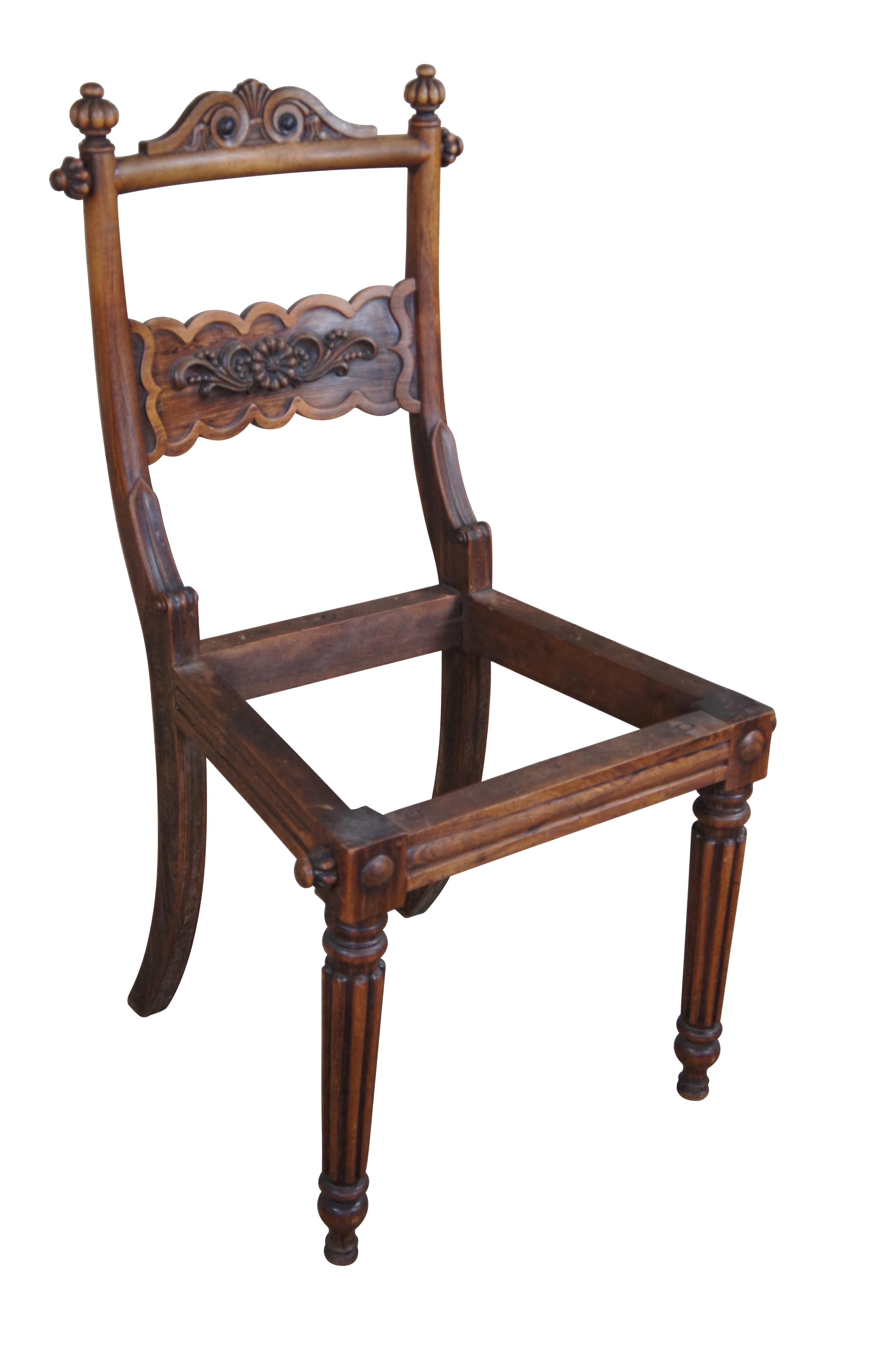 Regency 2 Anciennes chaises de salle à manger en palissandre sculpté de style Régence anglaise Paire en vente
