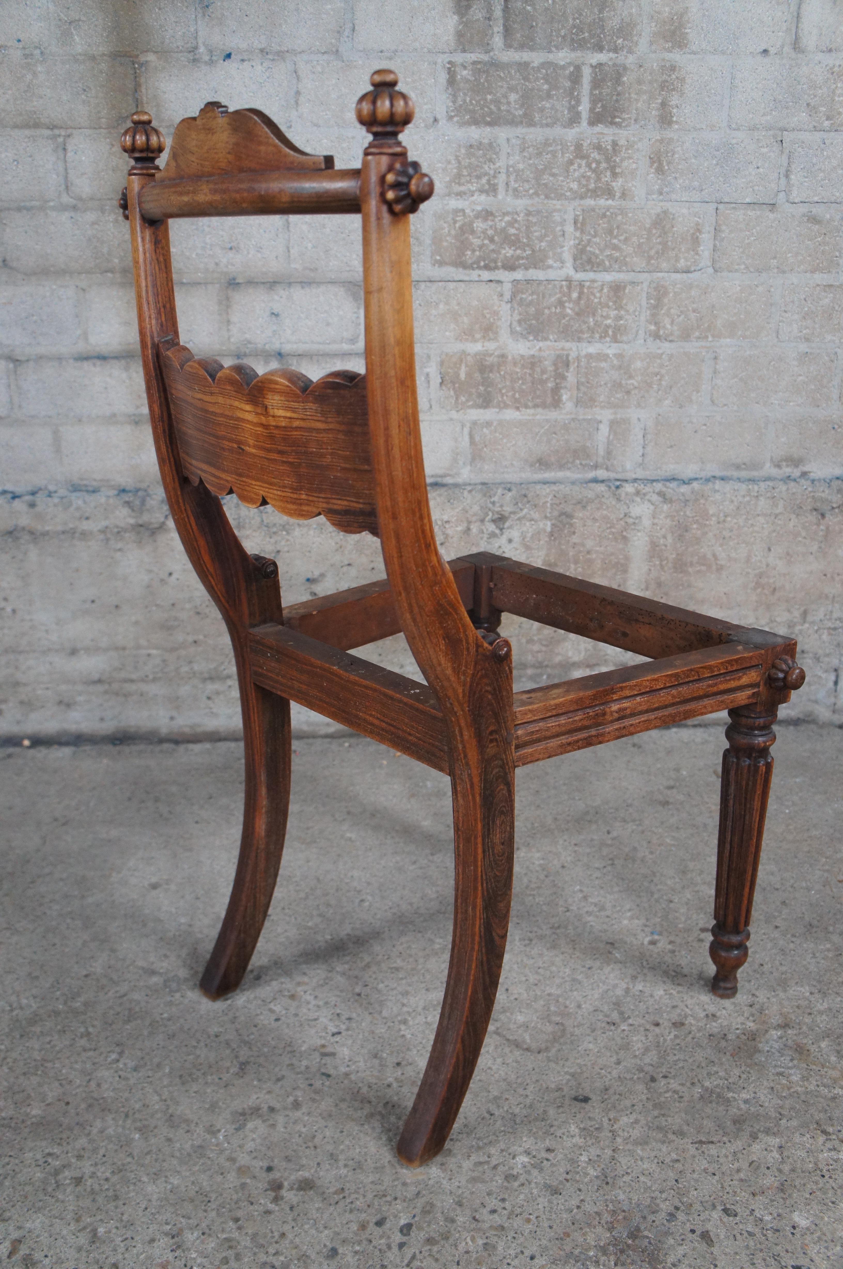 2 Anciennes chaises de salle à manger en palissandre sculpté de style Régence anglaise Paire en vente 3