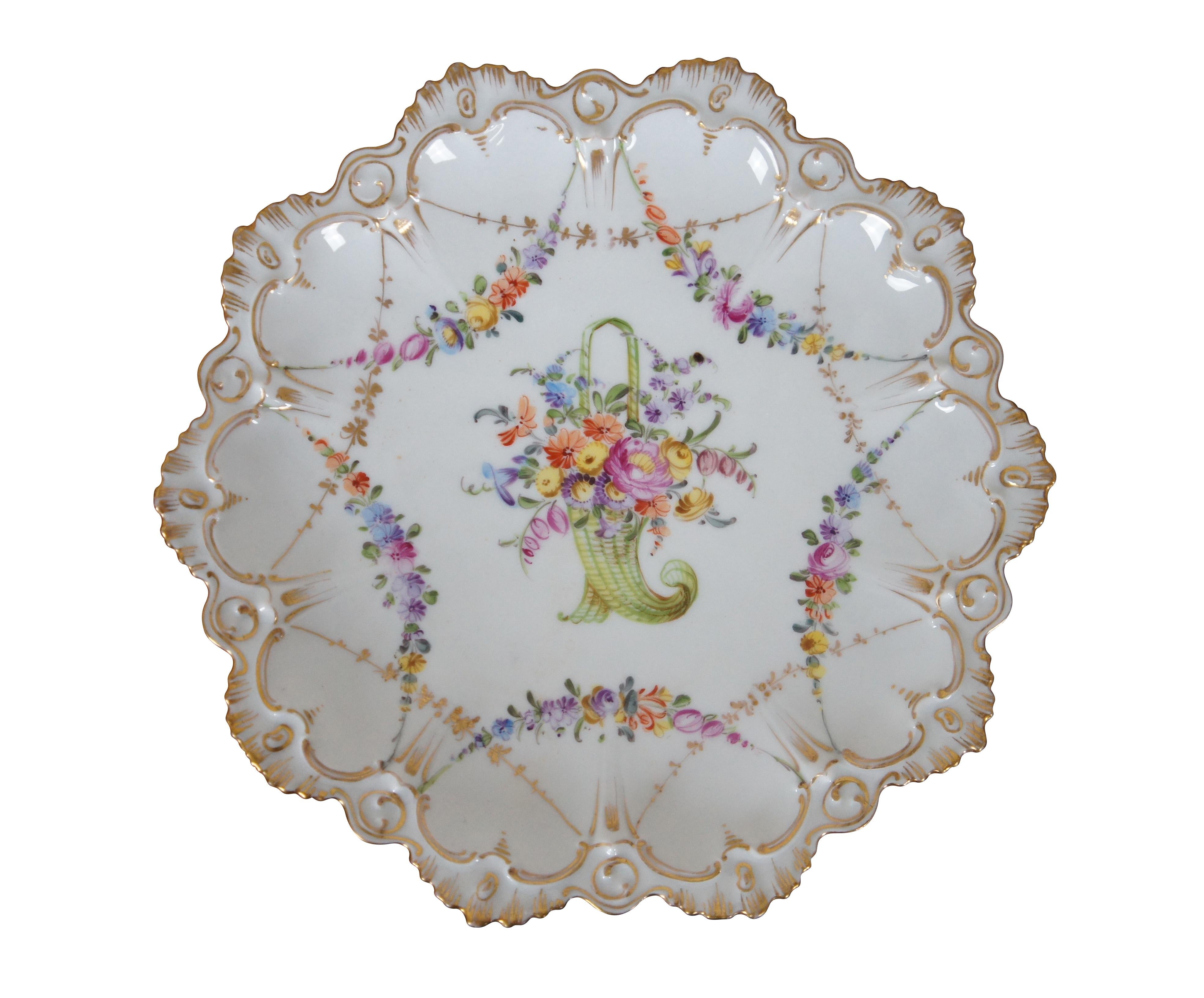 Paire d'assiettes à bord festonné de Hirsch.  Elle est ornée d'un magnifique motif floral polychrome.

Blanc produit par MZ Austria (marque recouverte sur la base). Numéro incisé 933.

