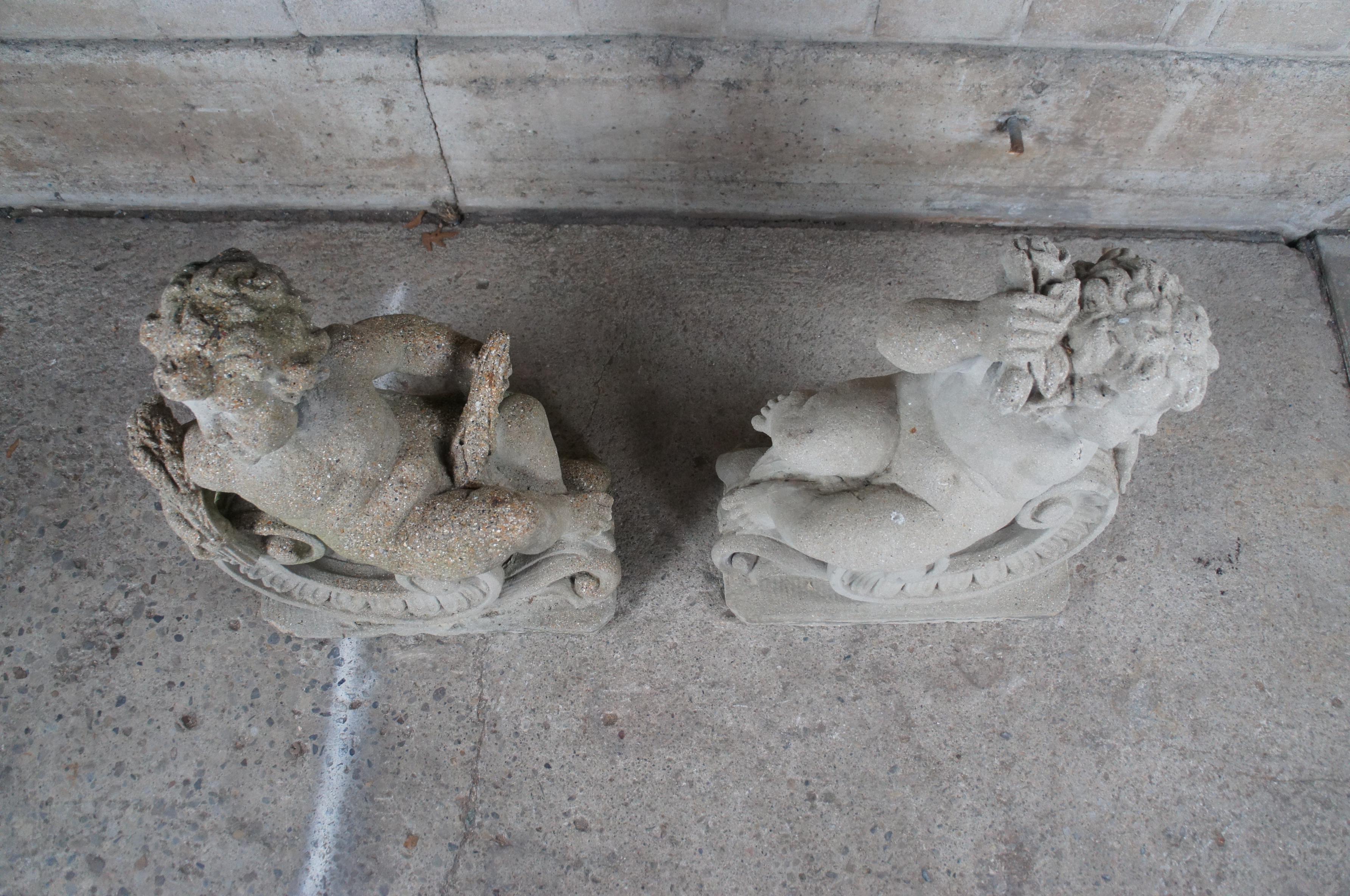2 statues de jardin françaises anciennes en pierre de béton représentant des chérubins couchés de 30 pouces en vente 4