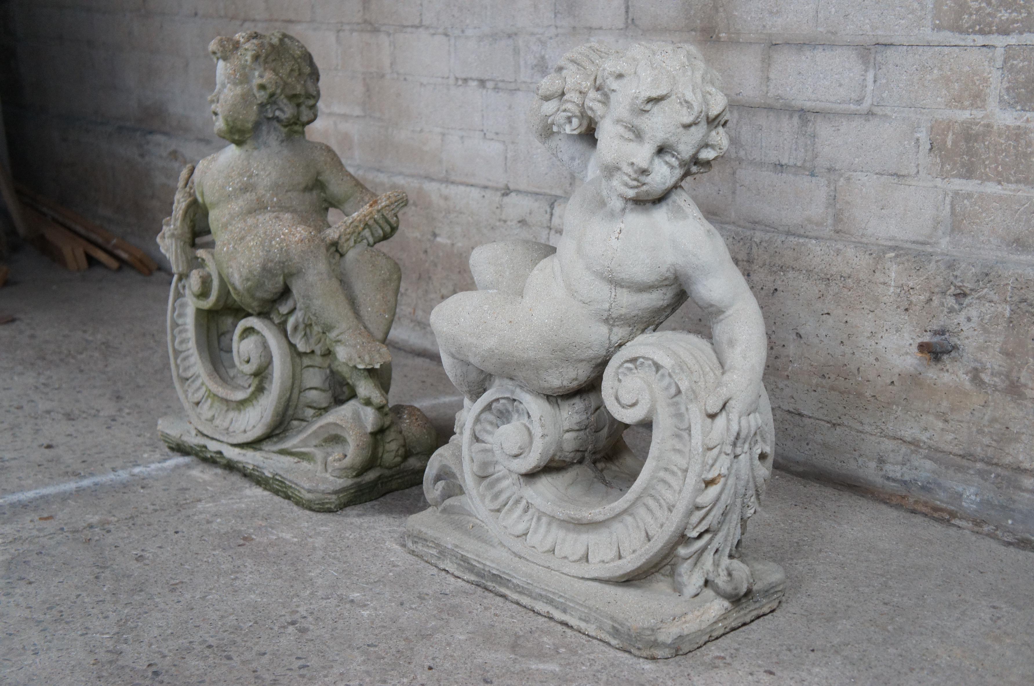 2 statues de jardin françaises anciennes en pierre de béton représentant des chérubins couchés de 30 pouces État moyen - En vente à Dayton, OH