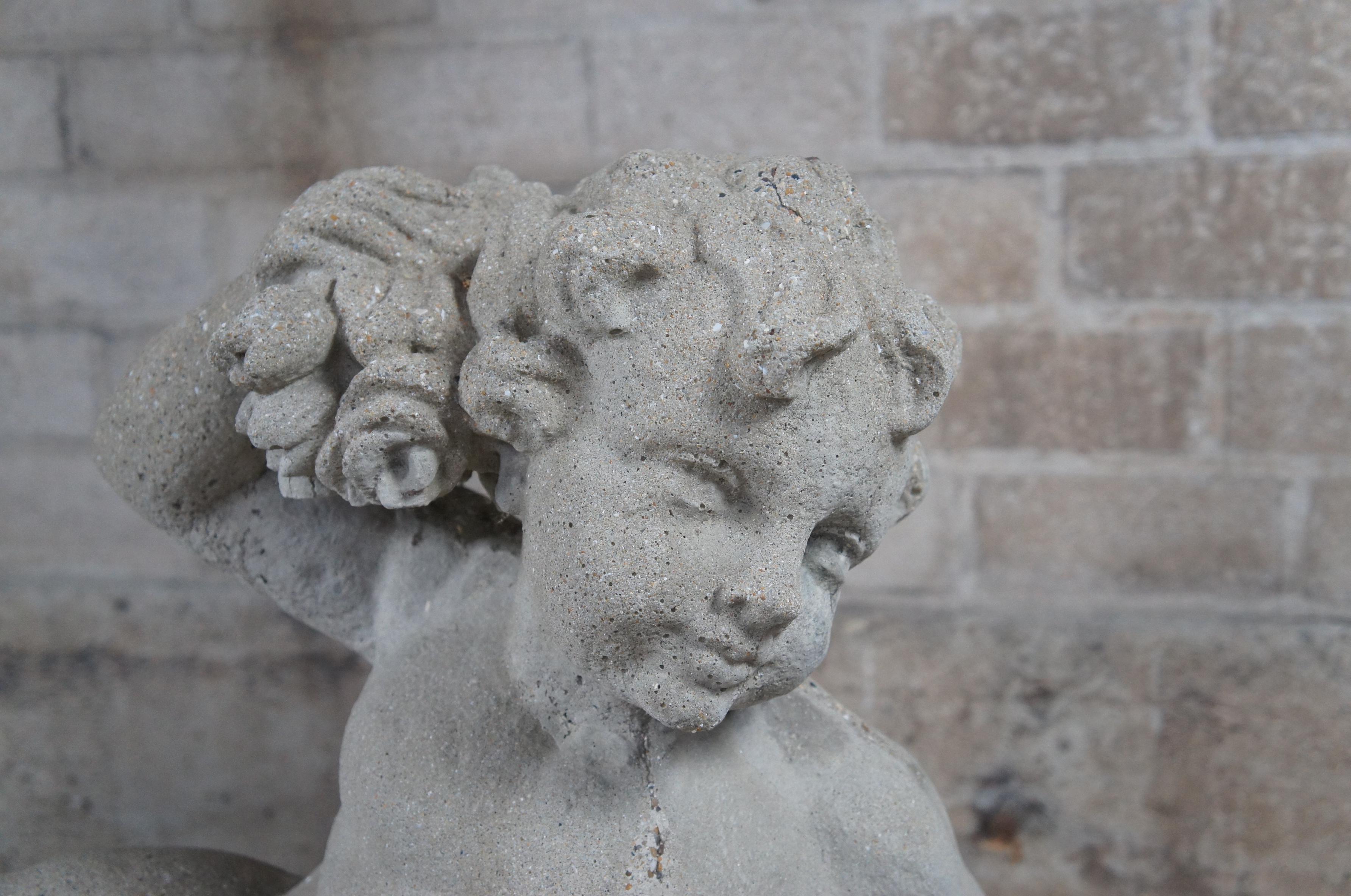 Béton 2 statues de jardin françaises anciennes en pierre de béton représentant des chérubins couchés de 30 pouces en vente