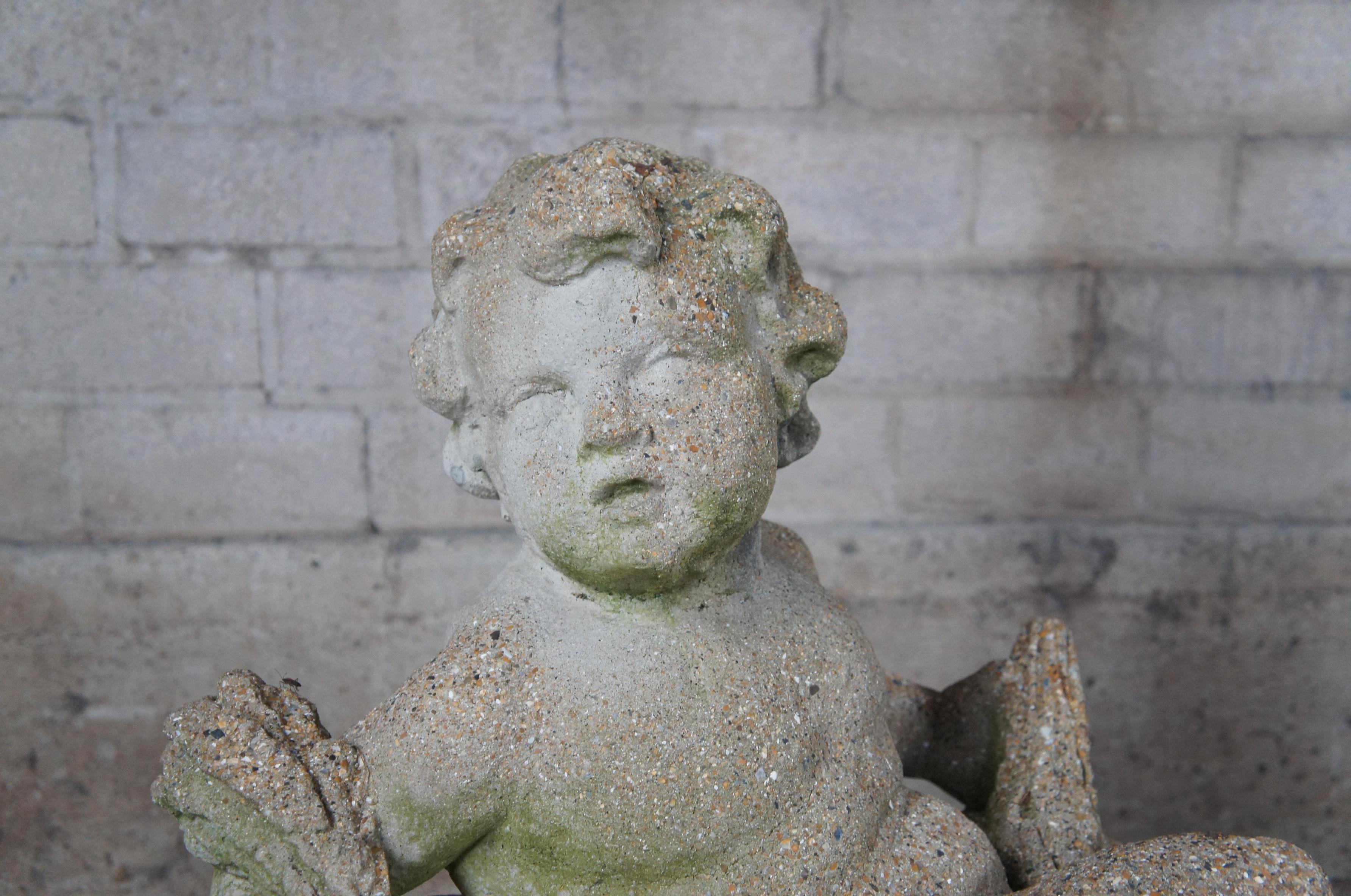 2 statues de jardin françaises anciennes en pierre de béton représentant des chérubins couchés de 30 pouces en vente 1