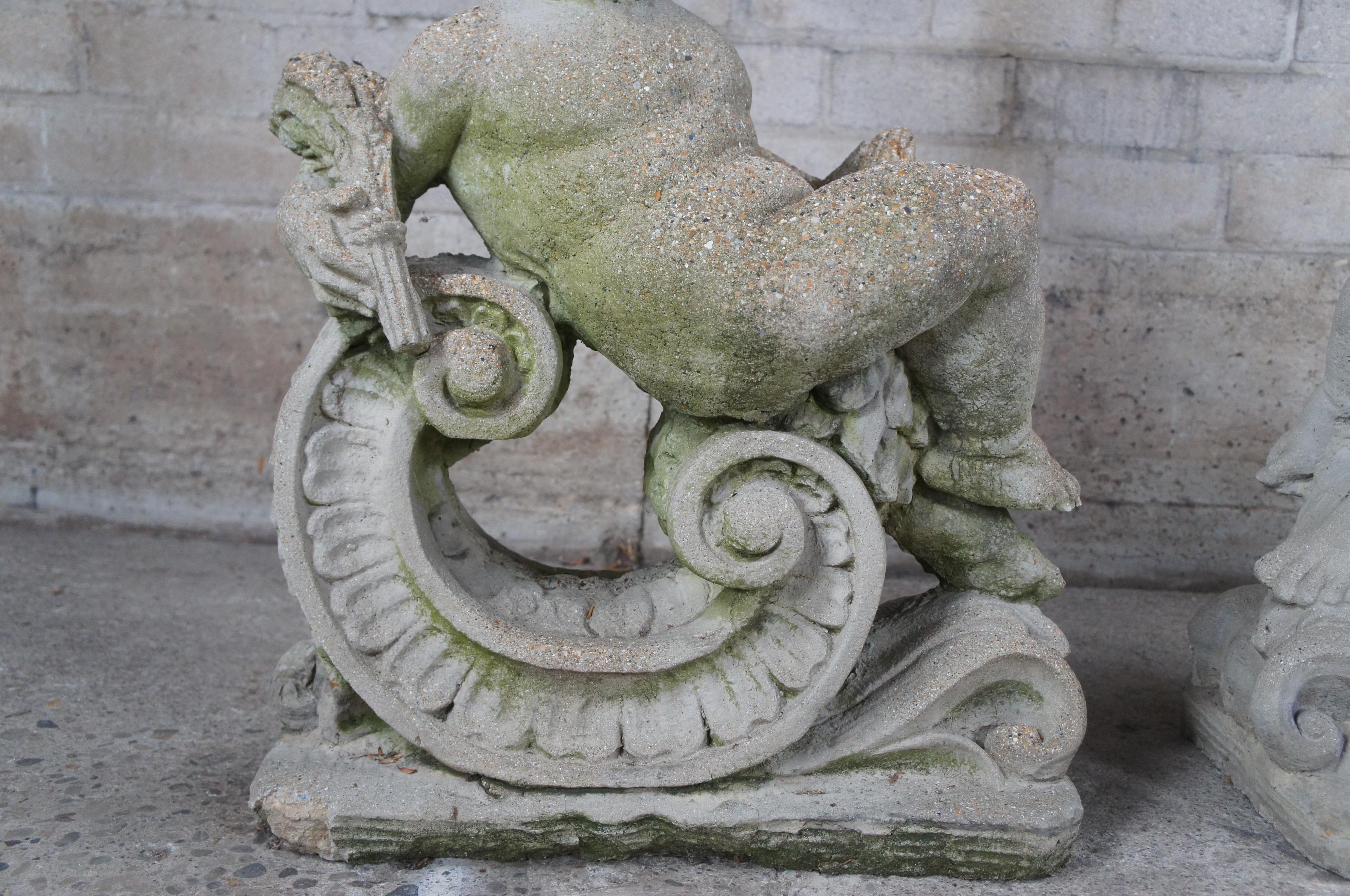 2 statues de jardin françaises anciennes en pierre de béton représentant des chérubins couchés de 30 pouces en vente 2