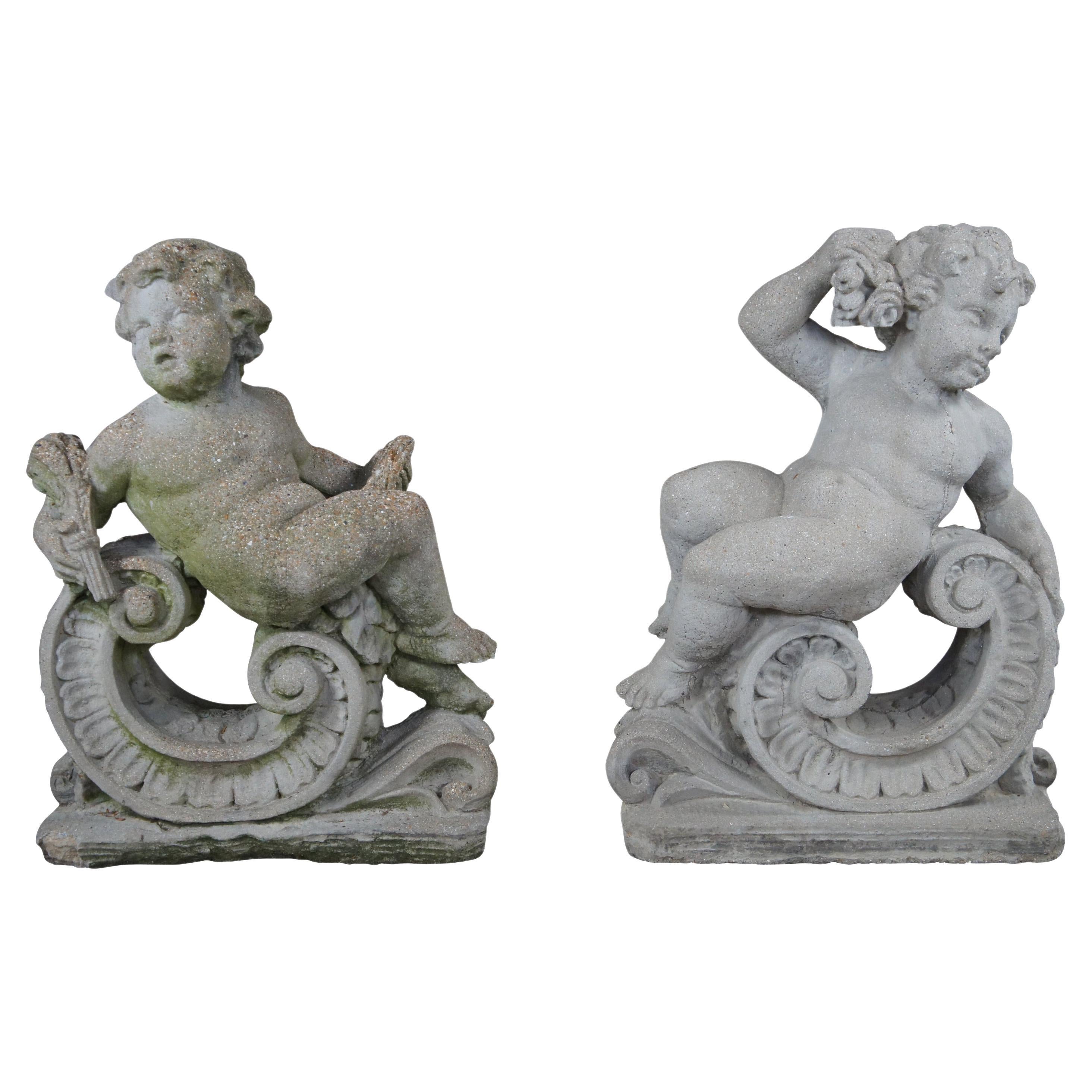 2 statues de jardin françaises anciennes en pierre de béton représentant des chérubins couchés de 30 pouces
