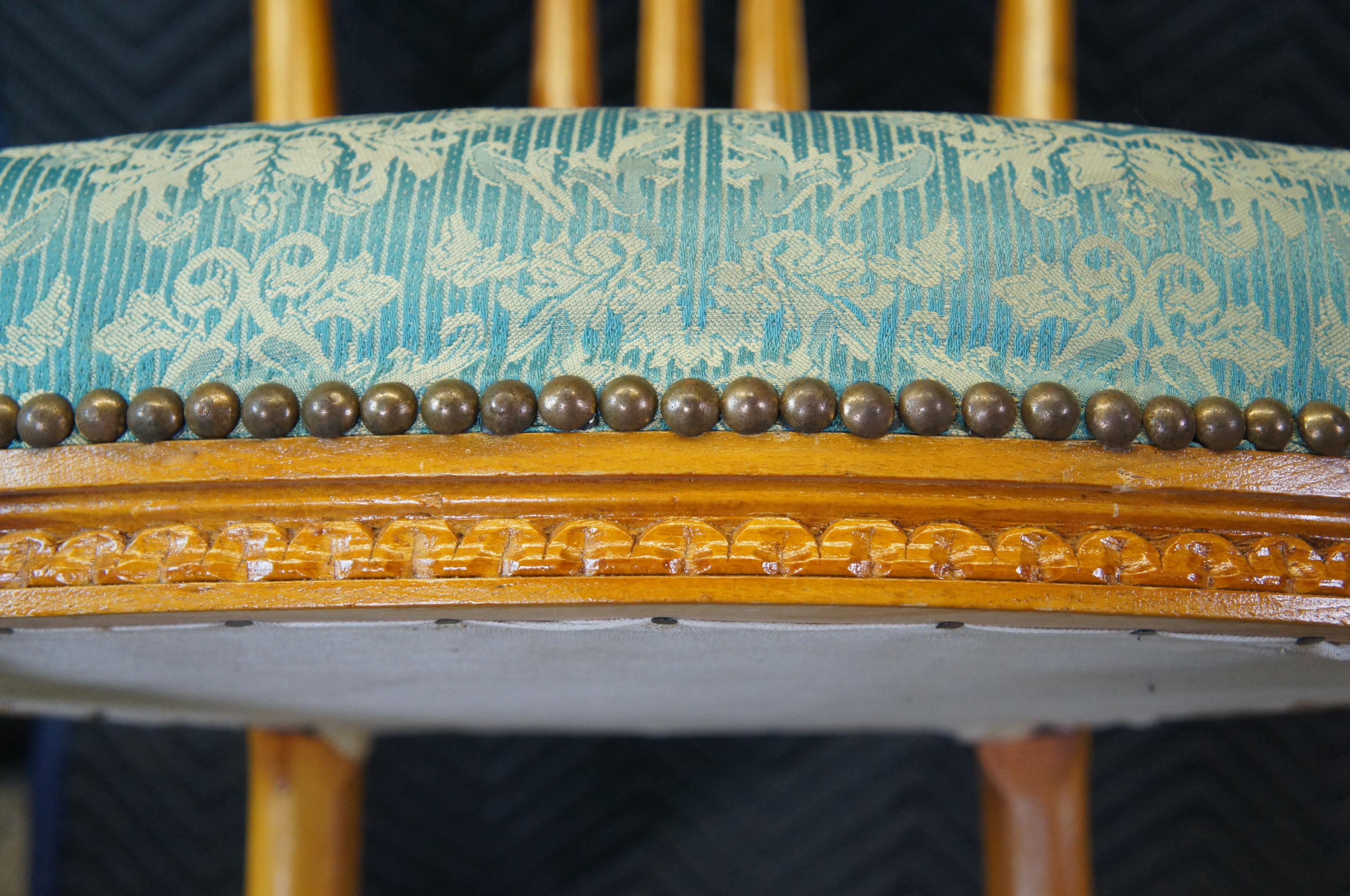 2 chaises d'appoint françaises anciennes de style Louis XVI en bouleau sculpté avec assise en brocart en vente 4