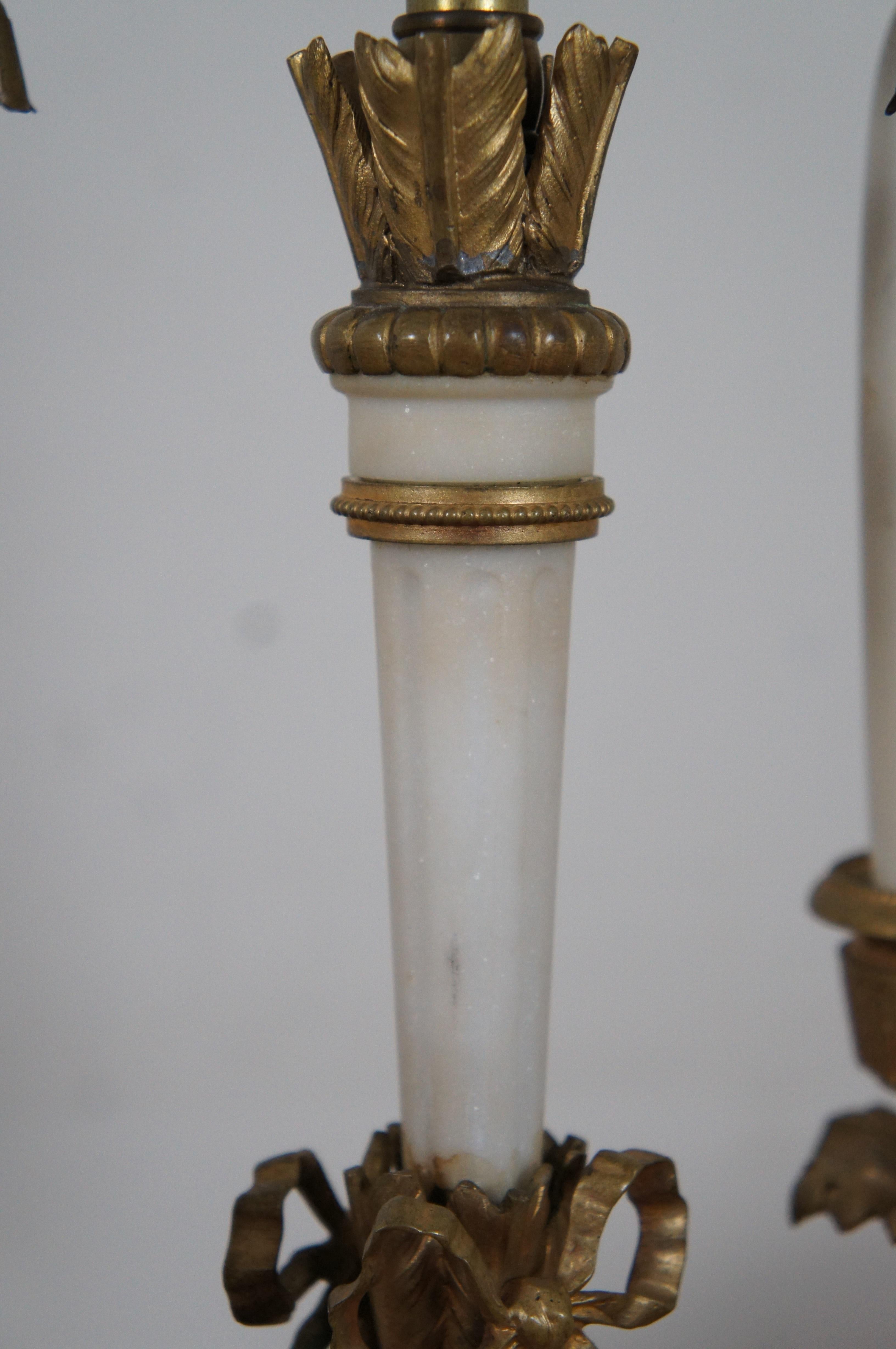 2 lampes de table bouillotte néoclassiques françaises anciennes en bronze doré et albâtre en vente 5