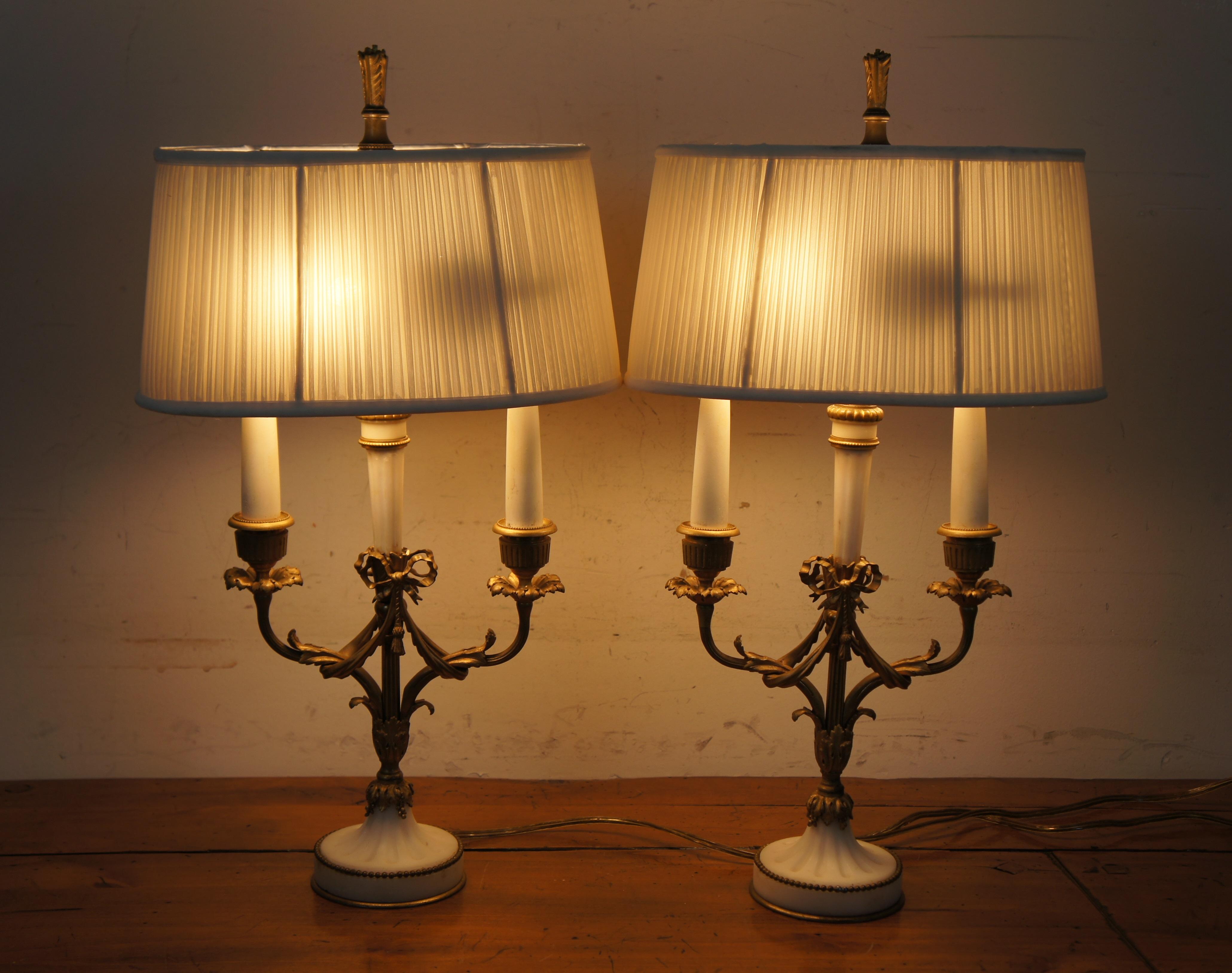 2 lampes de table bouillotte néoclassiques françaises anciennes en bronze doré et albâtre en vente 6