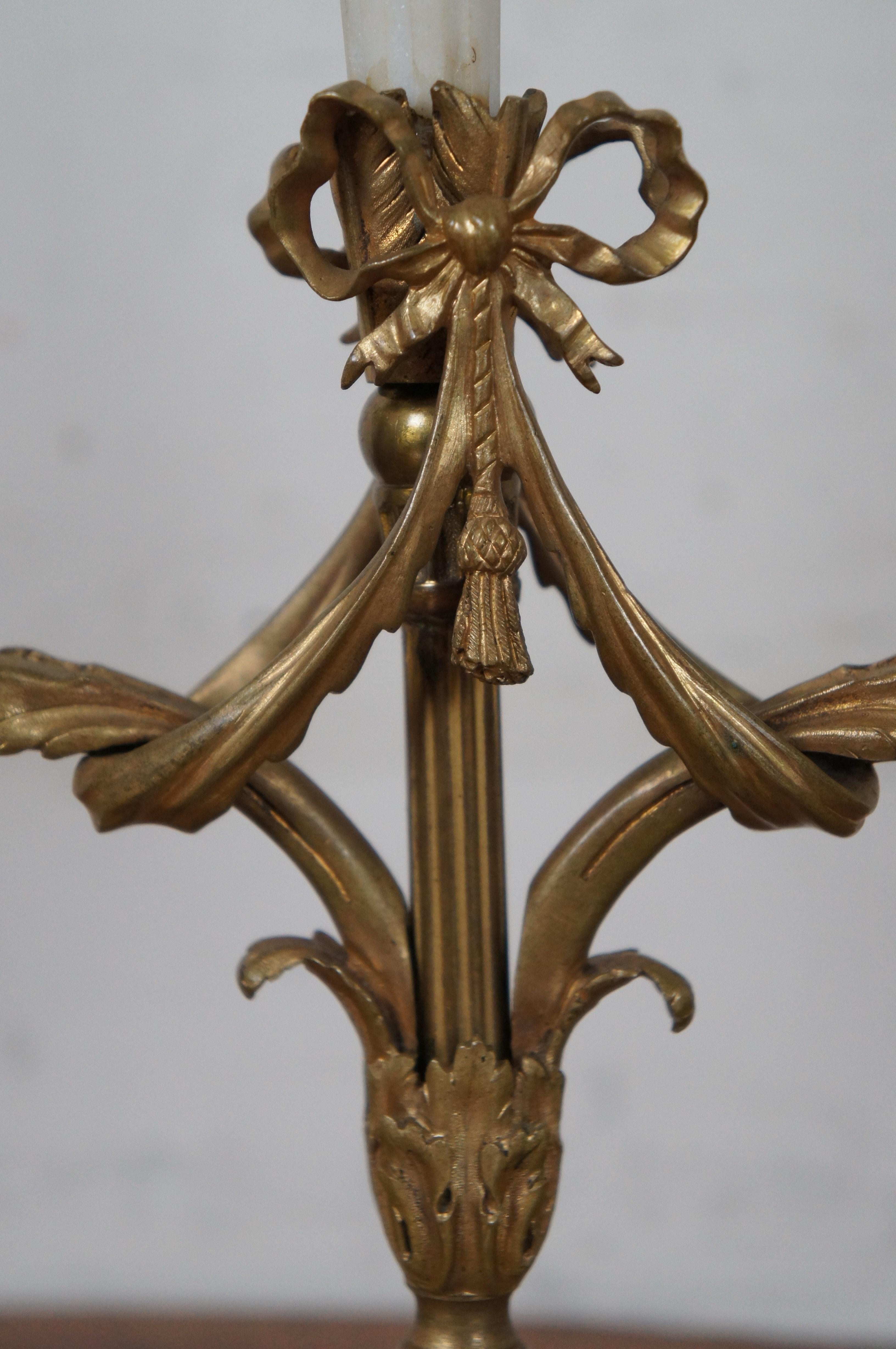 2 antike französische neoklassizistische Bouillotte-Tischlampen aus vergoldeter Bronze und Alabaster (20. Jahrhundert) im Angebot