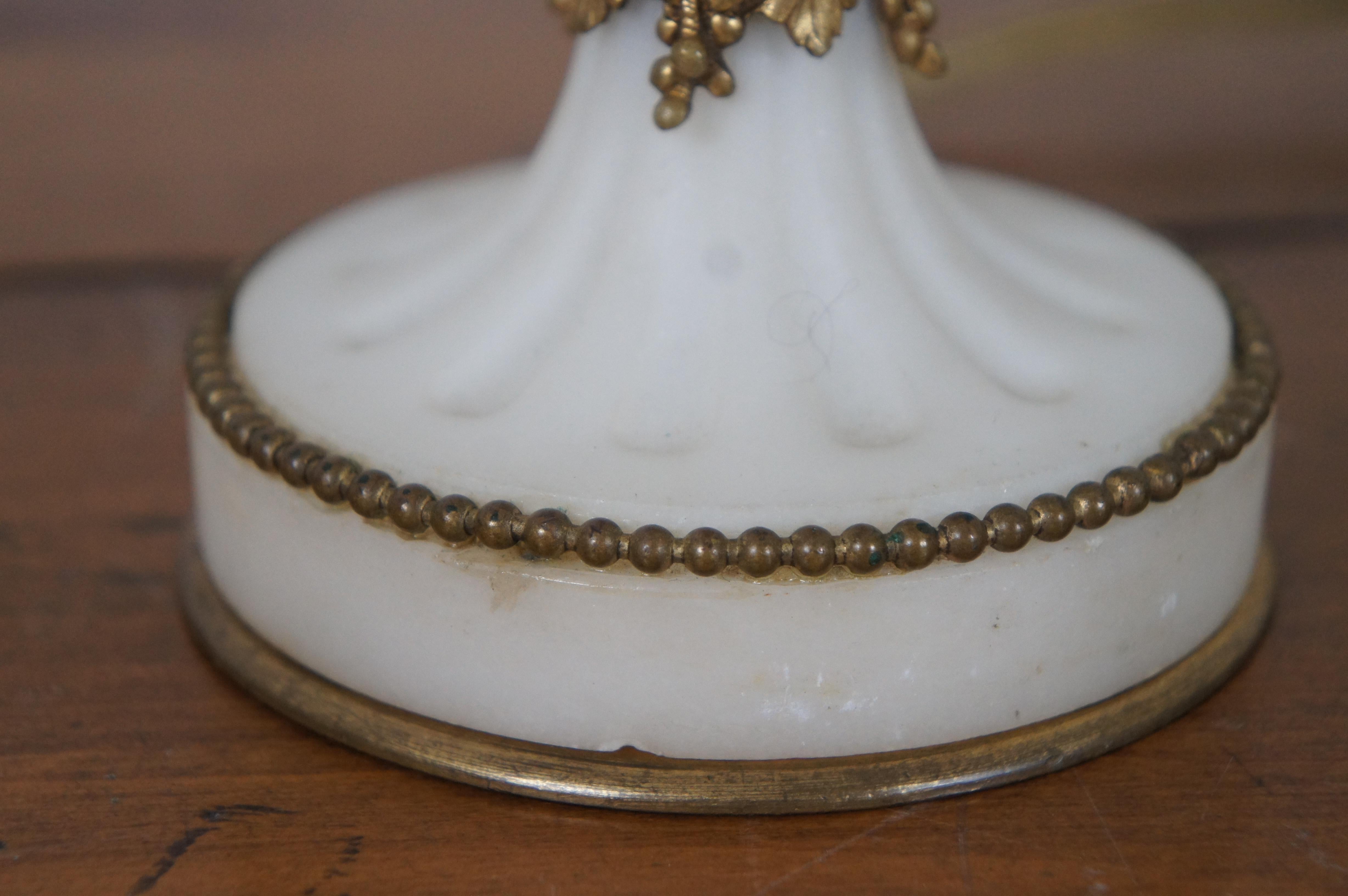 2 antike französische neoklassizistische Bouillotte-Tischlampen aus vergoldeter Bronze und Alabaster im Angebot 1
