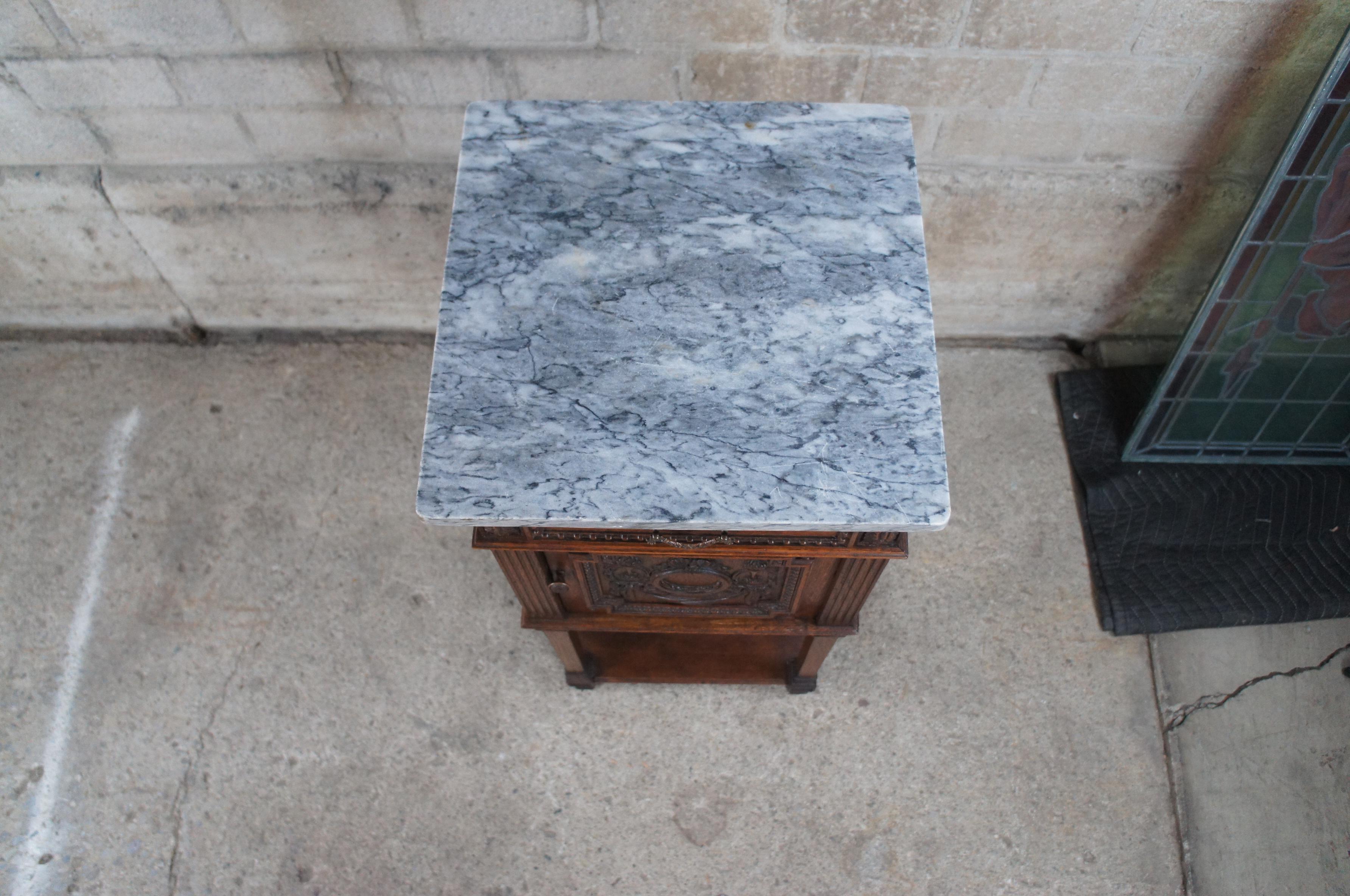 2 tables de nuit néoclassiques françaises anciennes en chêne quart-de-chaussée et marbre pour fumeurs Bon état - En vente à Dayton, OH