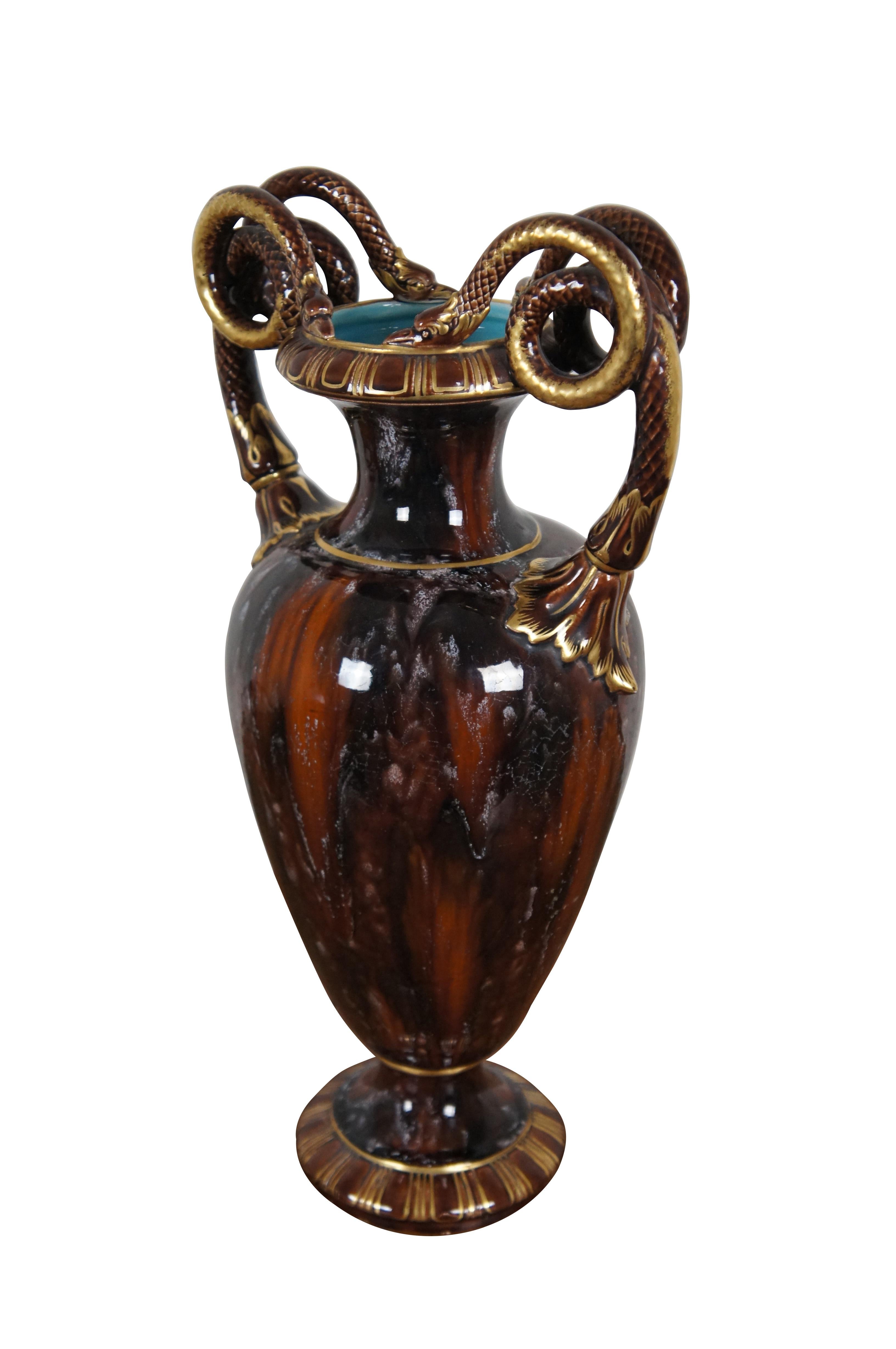 Paire de très grands et impressionnants vases en poterie majolique de Sarregumines de la fin du 19e siècle - forme classique d'urne avec anses en serpent à deux têtes enroulées, glaçure multicolore brune et blanche avec détails peints en doré.