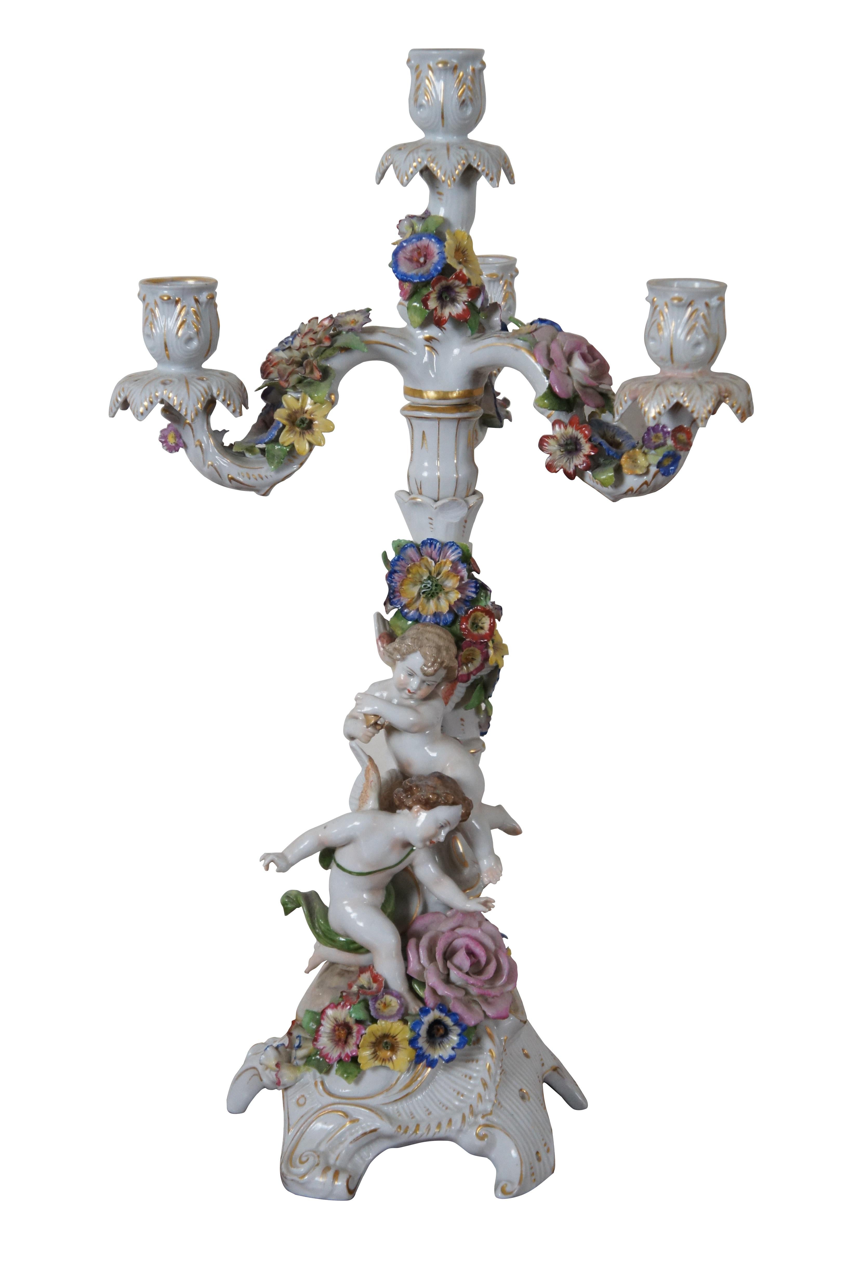 Exquisite Paar von zwei antiken deutschen Dresden vier Licht umwandelbar Leuchter oder Candleabras von Von Schierholz Porzellanfabrik mit einem bunten Hochrelief Cherub / Putten / Engel und floralen Thema.

Die Porzellanfabrik Von Schierholz wurde
