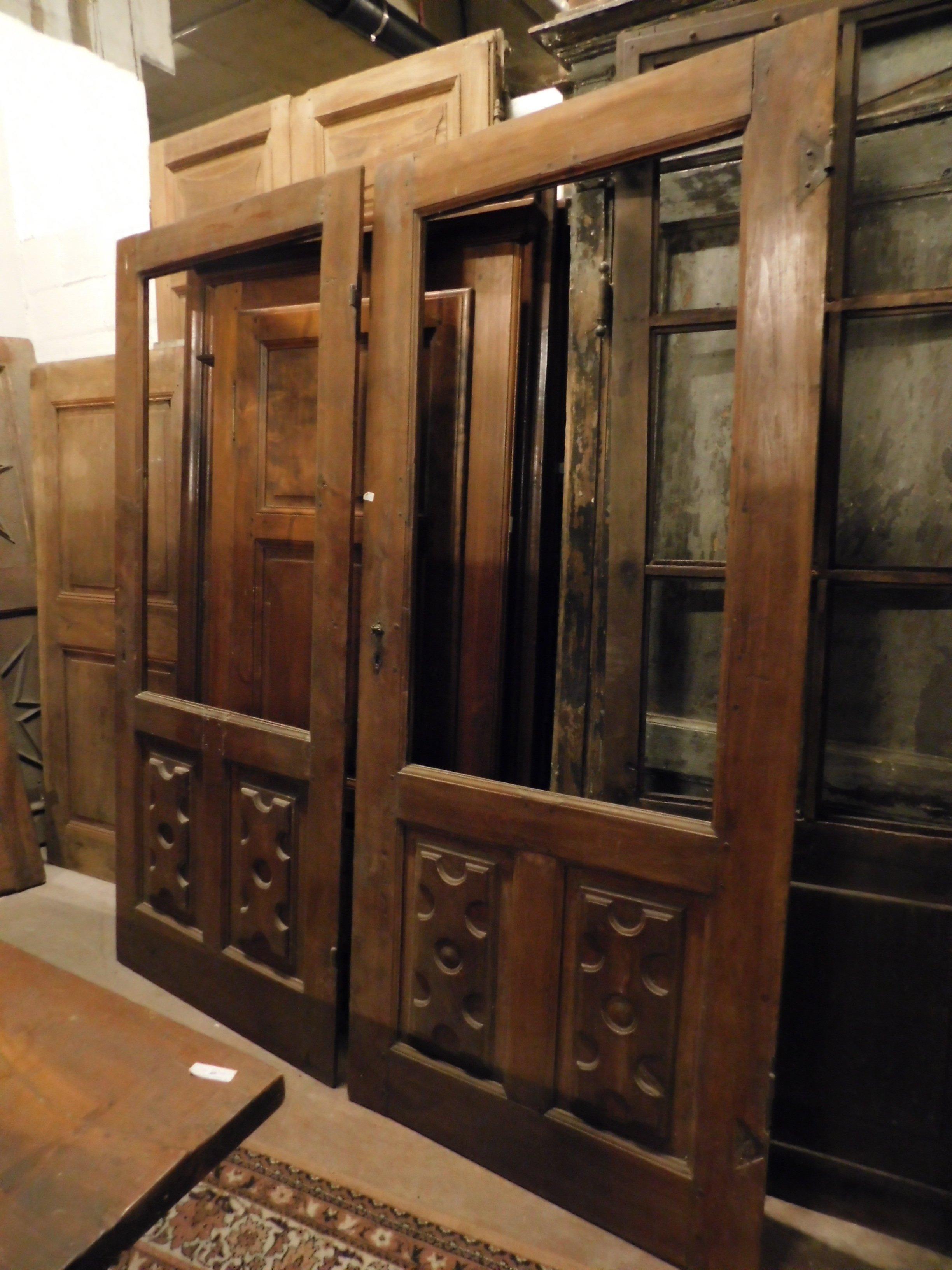 2 antique glass doors, with poplar wood structure, with richly hand carved panel, sold without glass and irons, so that you can adapt it as you want, perfect structure and of great value, hand-built in the 1700 for kitchen in Northern Italy.
They