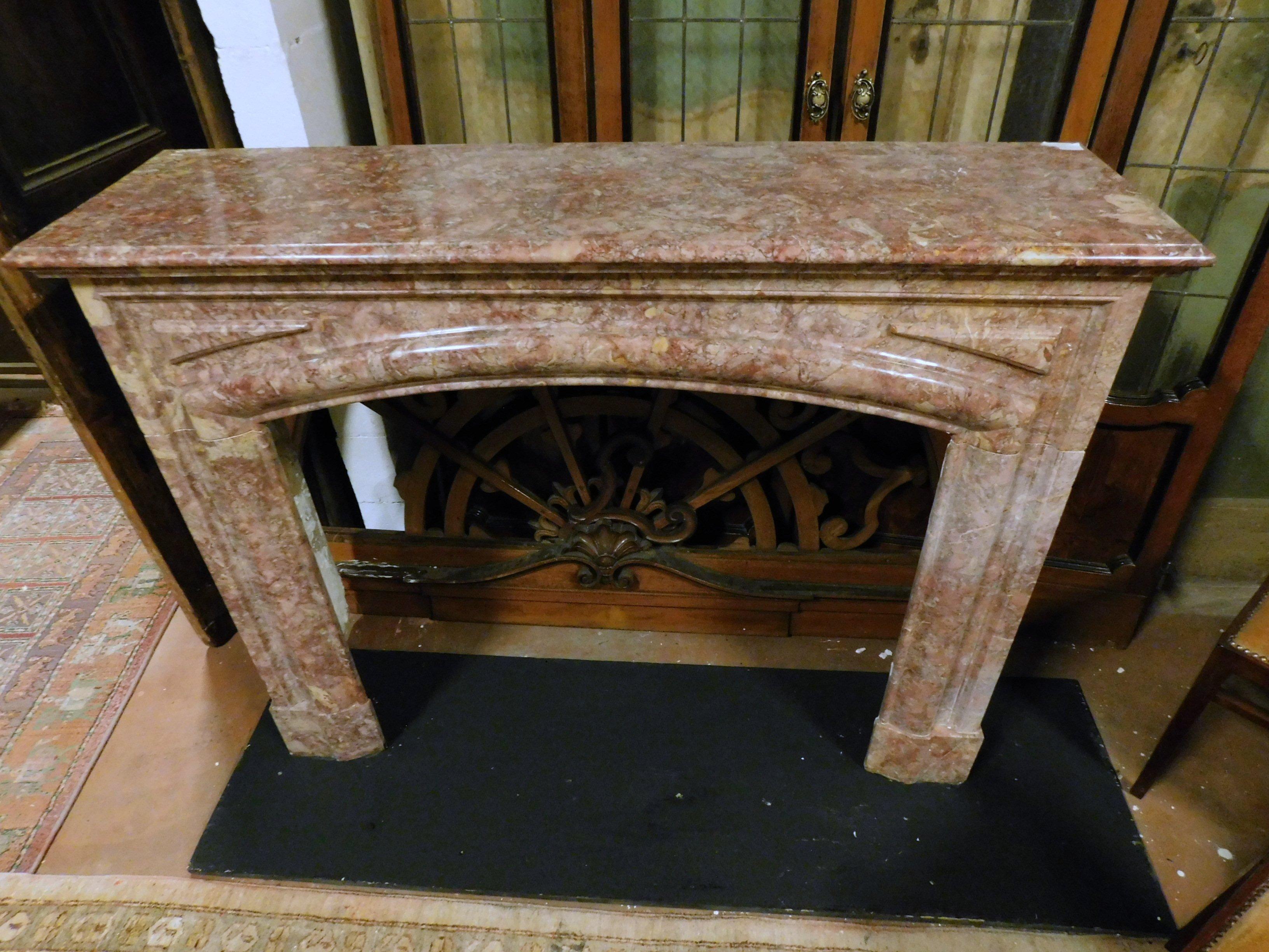 2 Antique Identical Fireplaces, Red Marble with Curved Mouth, Late 1800, Italy In Good Condition For Sale In Cuneo, Italy (CN)