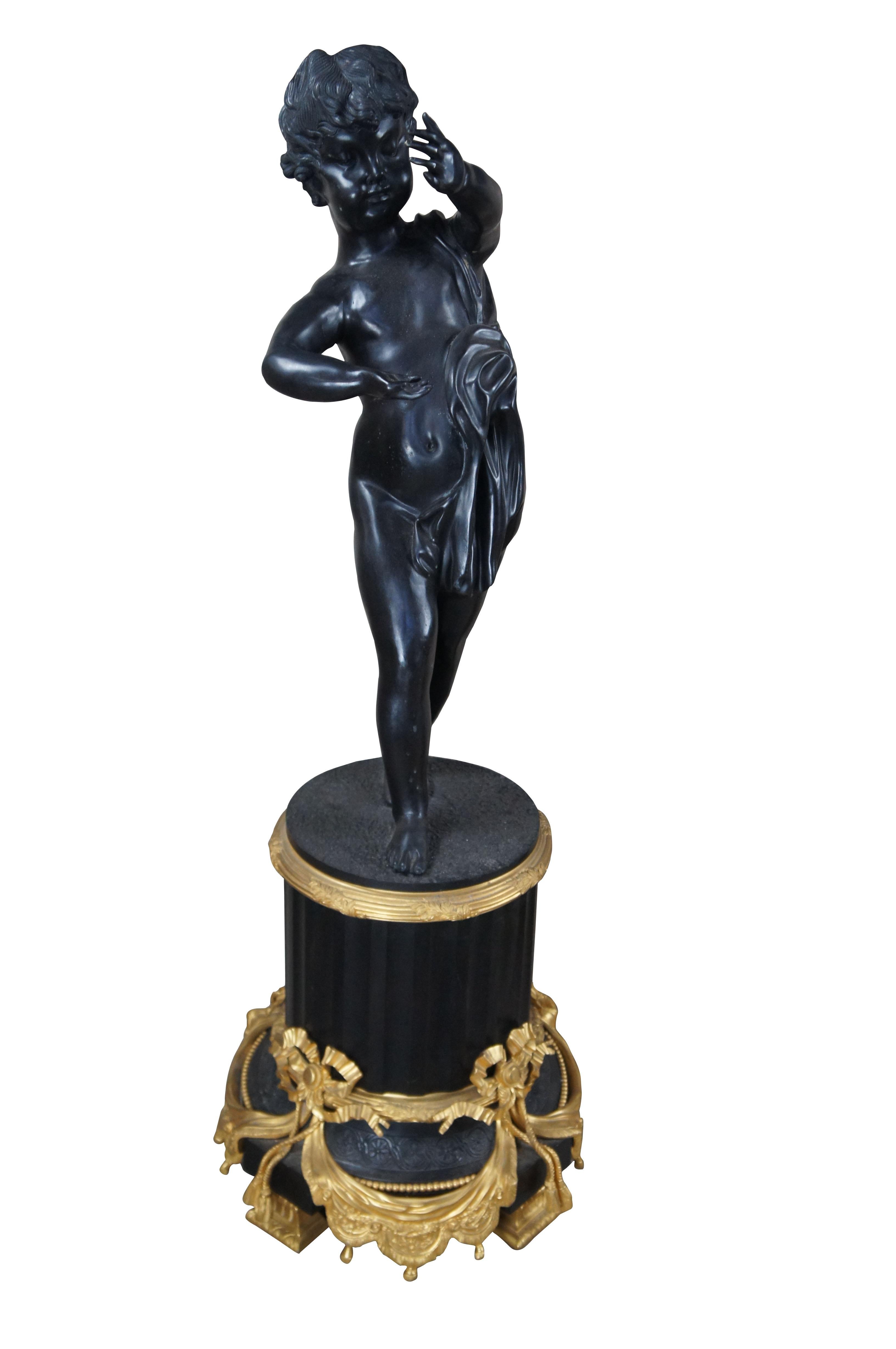 Coppia di monumentali sculture neoclassiche italiane di putti cherubini. Realizzato in bronzo con dettagli ebanizzati e dorati. Ciascuna di esse si erge su un classico basamento a colonne scanalate e piedini con ornamenti a nastro. I cherubini sono