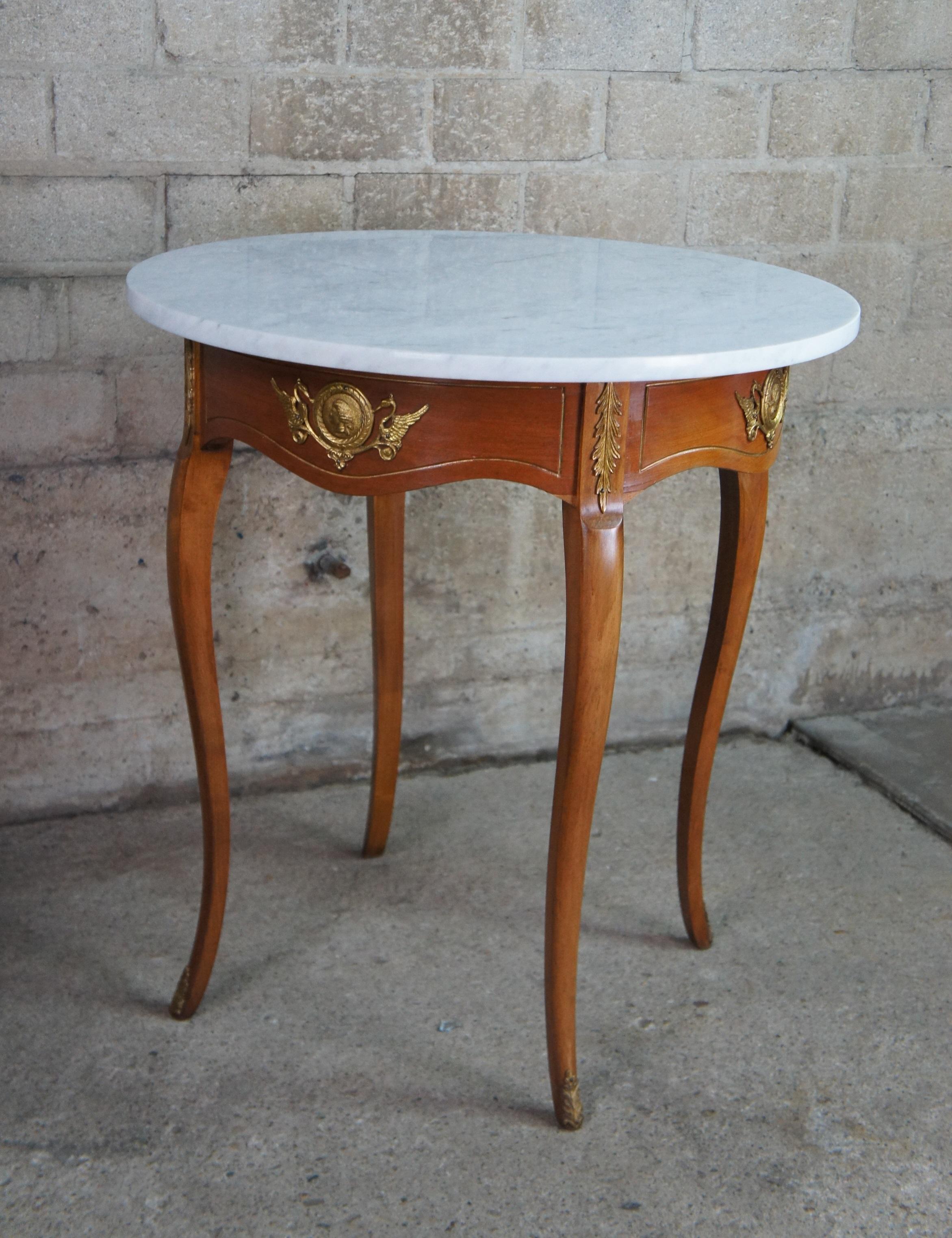 2 Anciennes tables d'appoint italiennes néoclassiques rondes en marbre et bois fruitier Gueridon Bon état - En vente à Dayton, OH