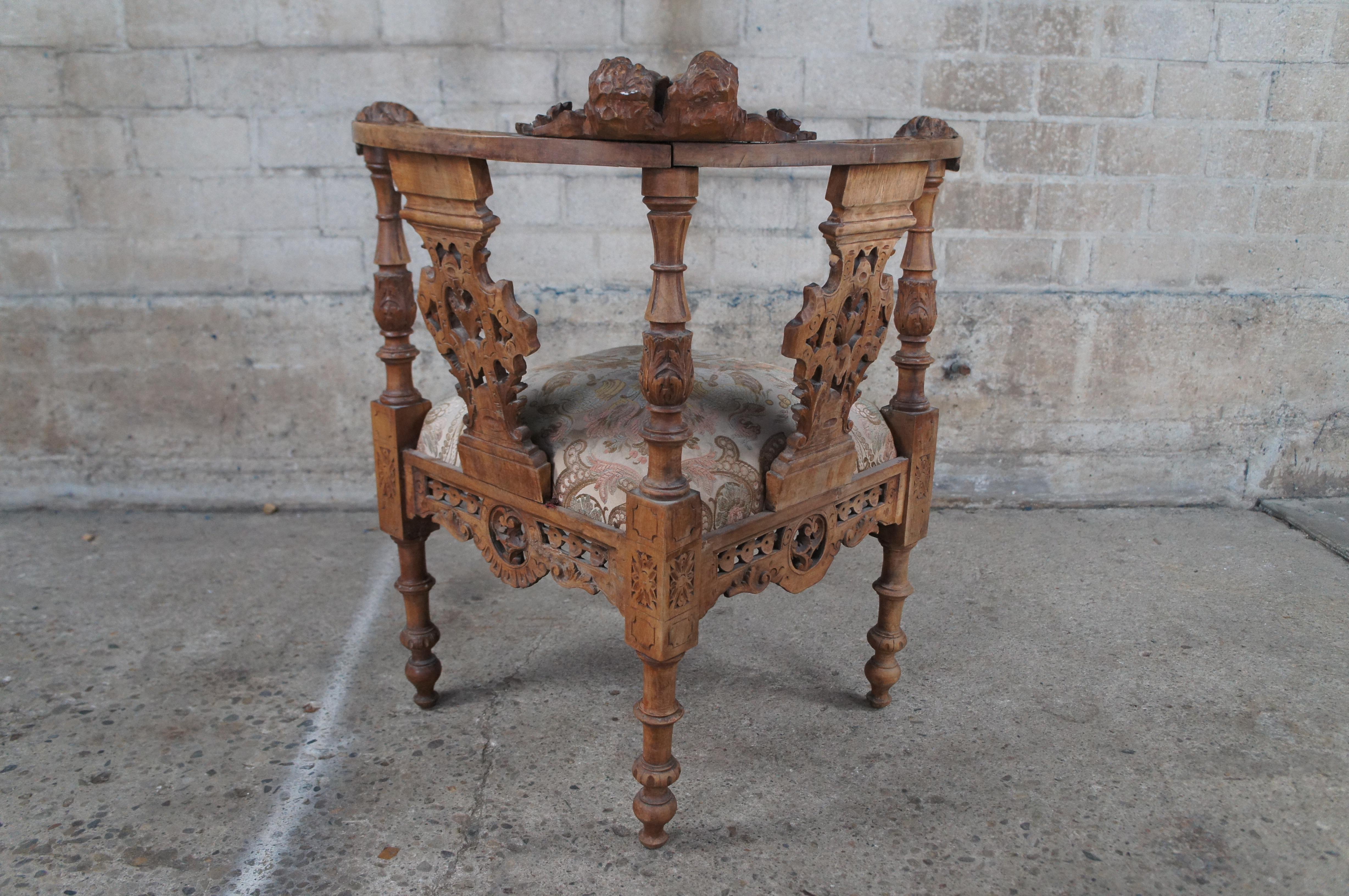 2 Anciennes chaises d'angle en noyer sculpté Renaissance Revival Paire de chérubins en vente 5