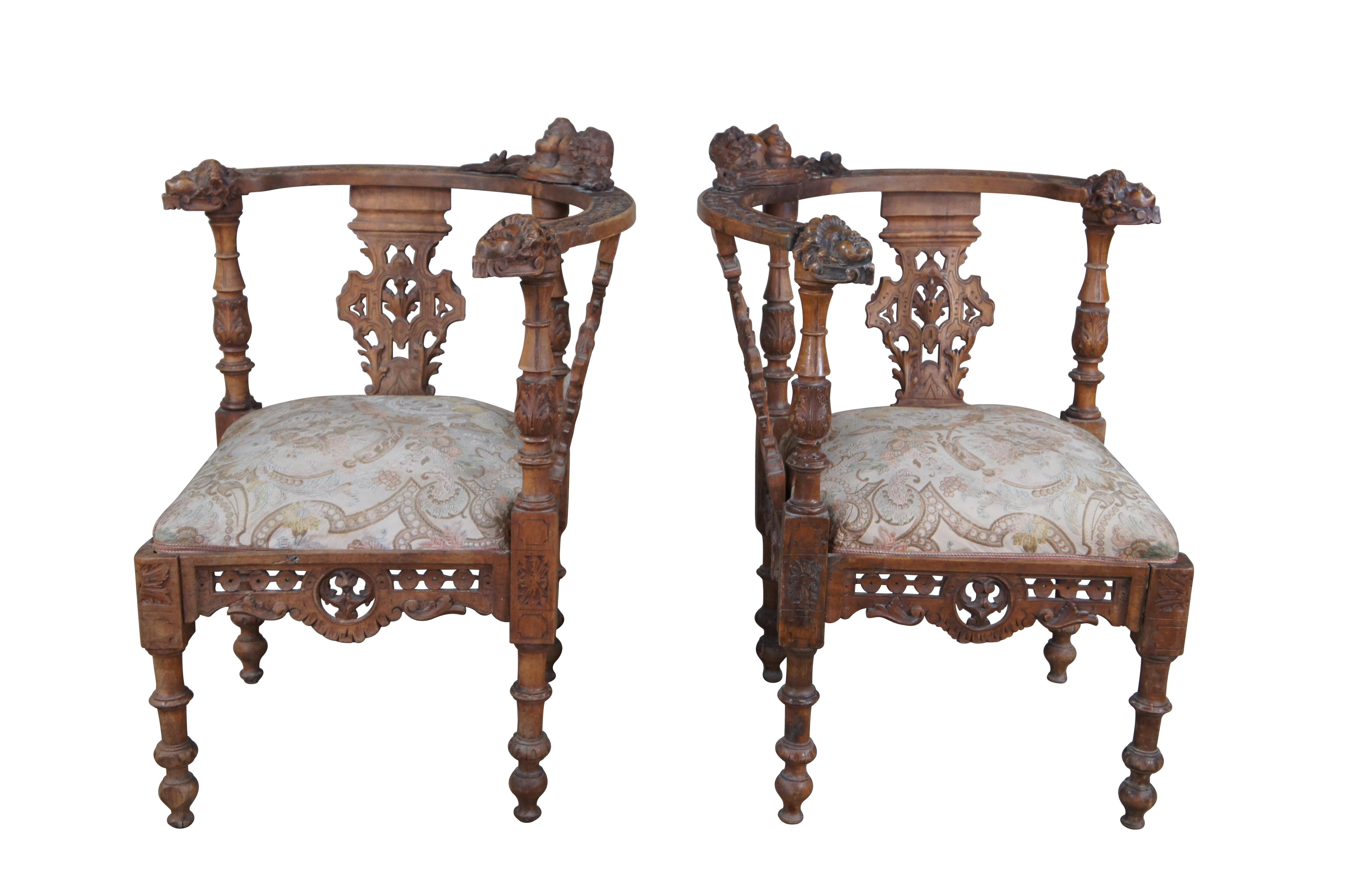 Néo-Renaissance 2 Anciennes chaises d'angle en noyer sculpté Renaissance Revival Paire de chérubins en vente