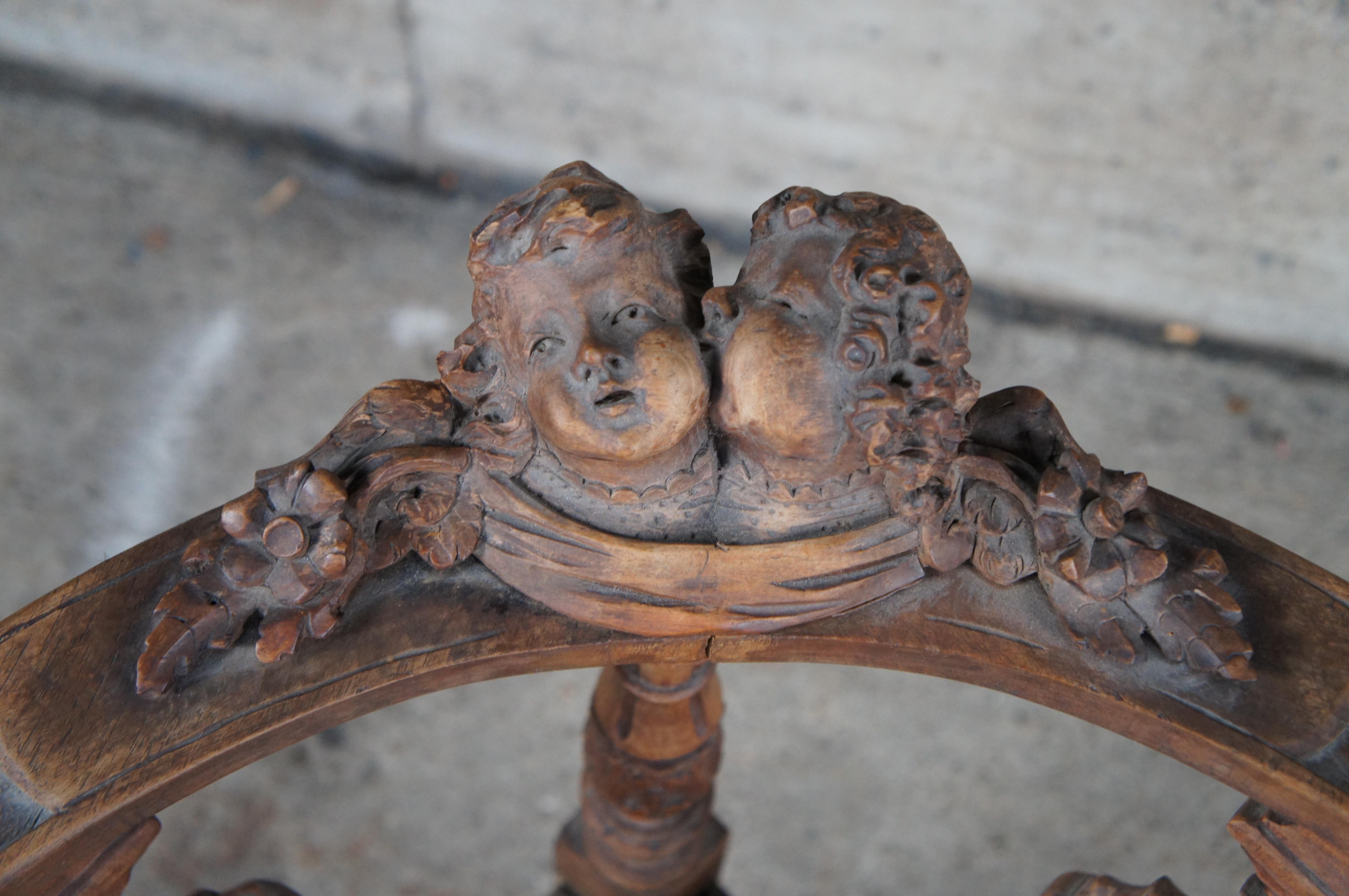 Fin du XIXe siècle 2 Anciennes chaises d'angle en noyer sculpté Renaissance Revival Paire de chérubins en vente