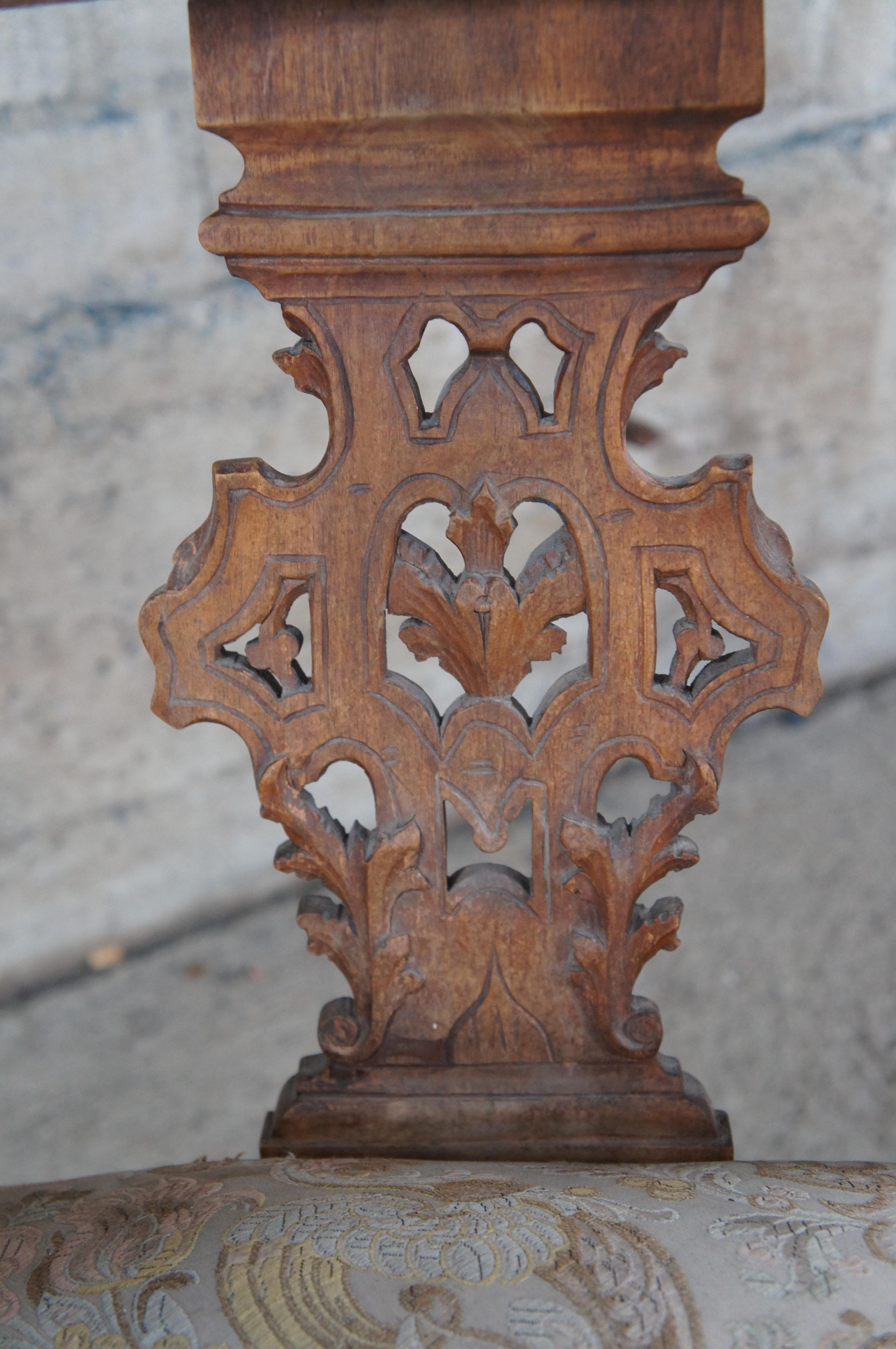 2 Anciennes chaises d'angle en noyer sculpté Renaissance Revival Paire de chérubins en vente 1