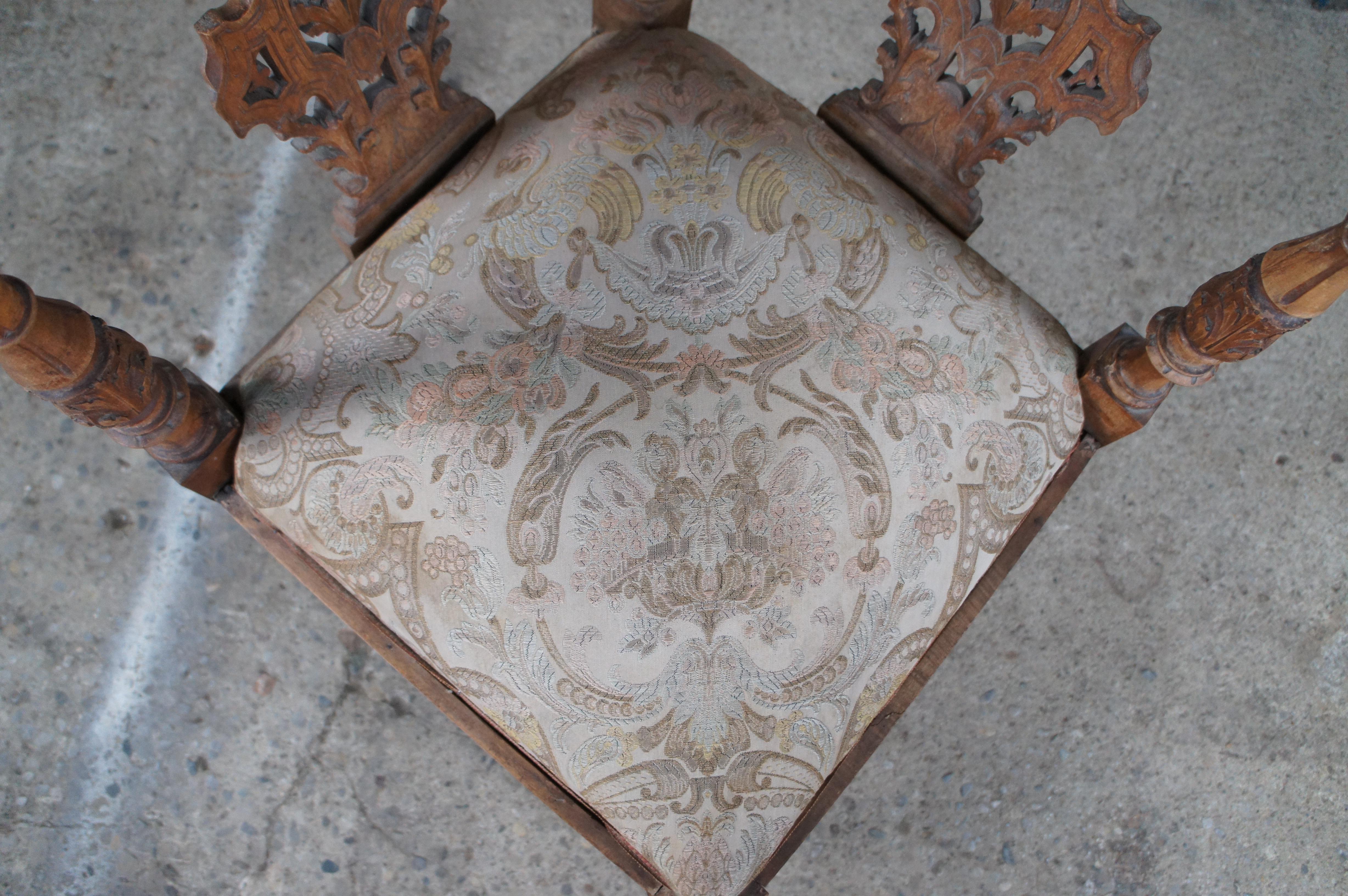 2 Anciennes chaises d'angle en noyer sculpté Renaissance Revival Paire de chérubins en vente 2