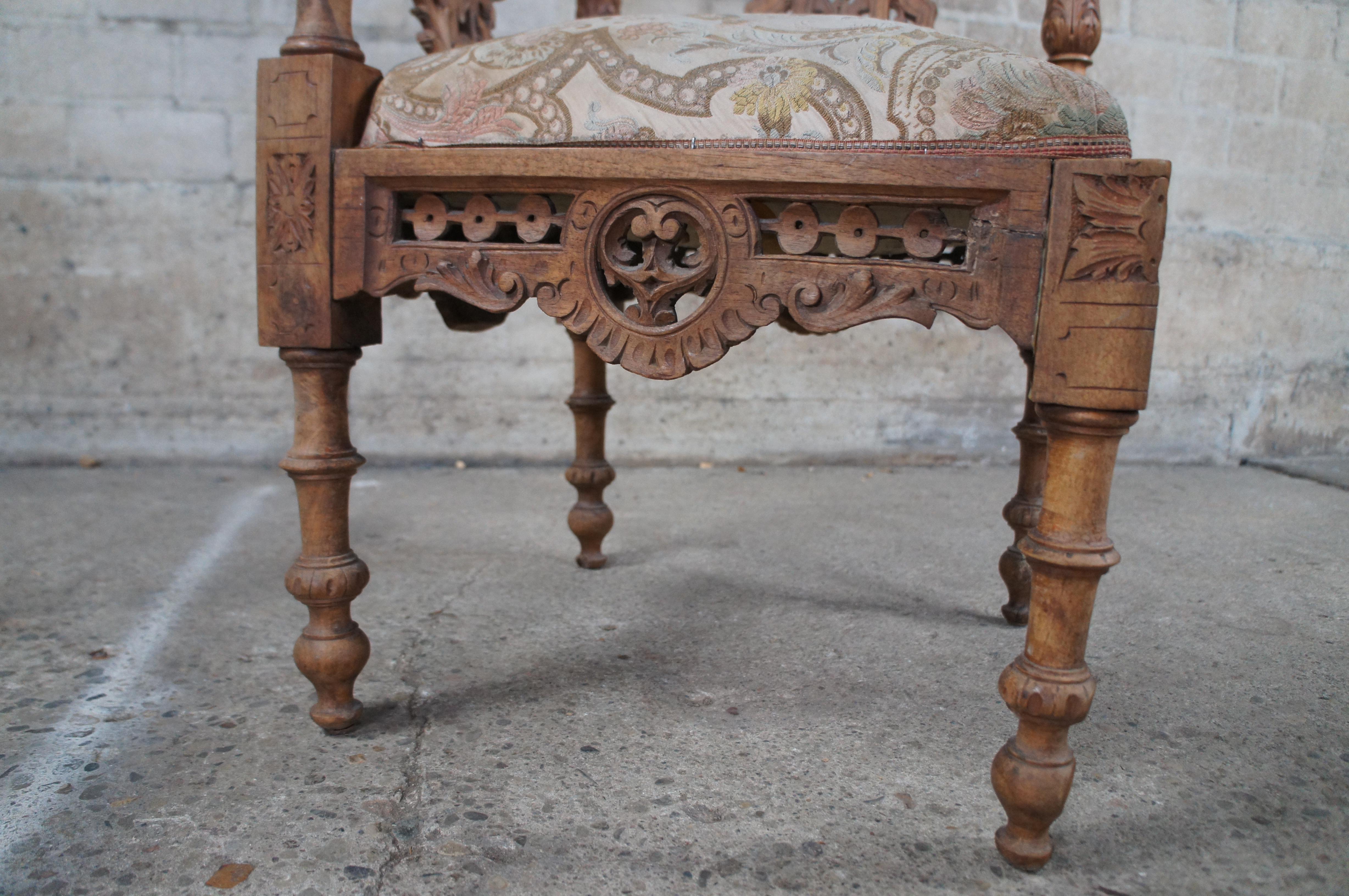 2 Anciennes chaises d'angle en noyer sculpté Renaissance Revival Paire de chérubins en vente 3