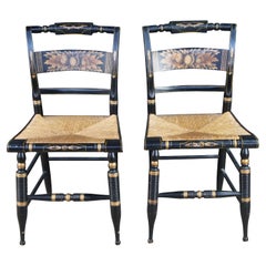 2 Sillas antiguas L. Hitchcock con asiento de junco de la vendimia, estarcidas en negro y dorado