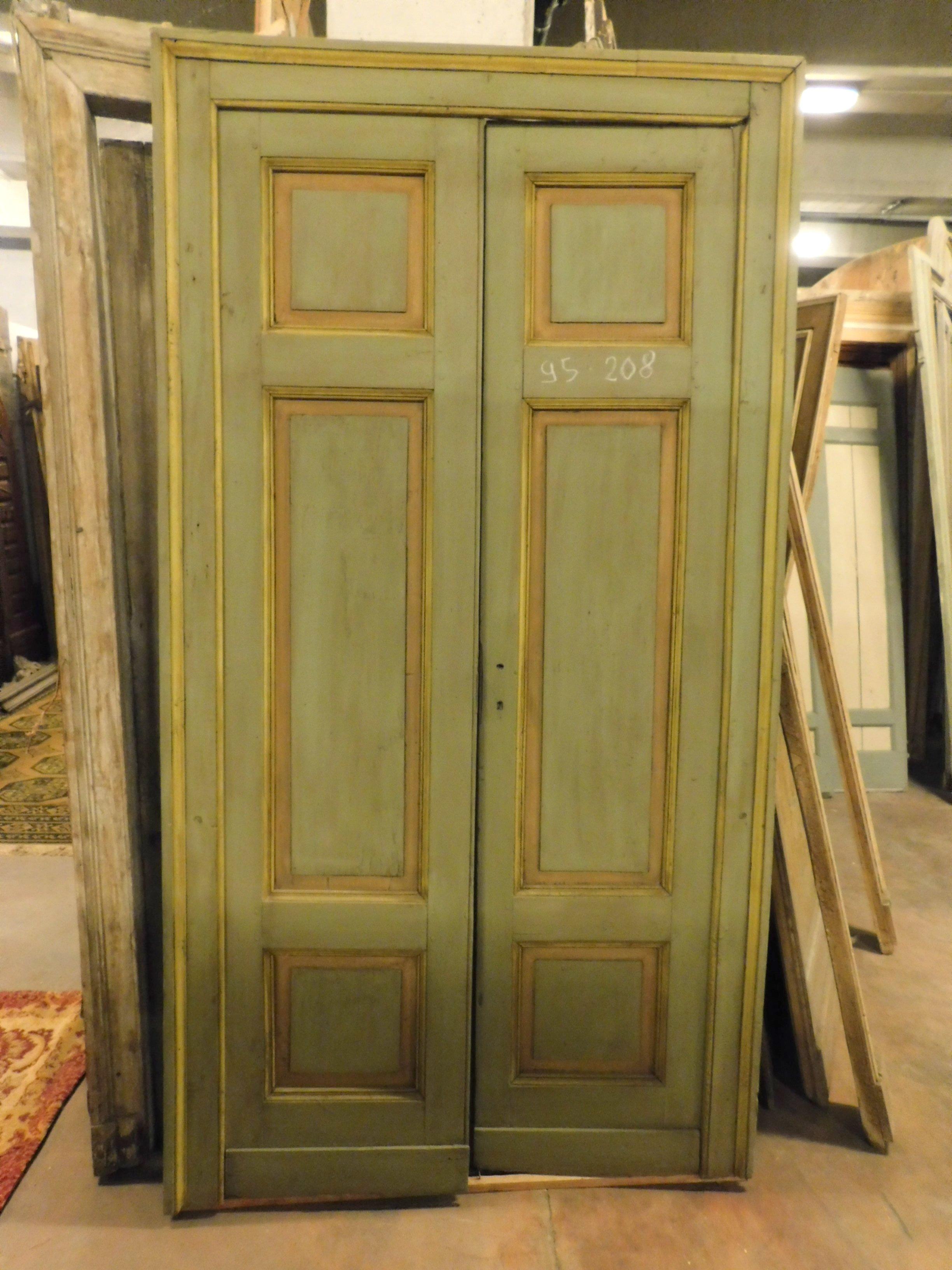 2 antike lackierte Türen mit Rahmen, auch auf der Rückseite gemalt, handgefertigt in Pappel, 19. Jahrhundert, von zu Hause in Italien, verkauft in Sätzen von 2, von zu Hause in Italien, nur die Hardware der Griffe zu überprüfen, Gesamtgröße mit