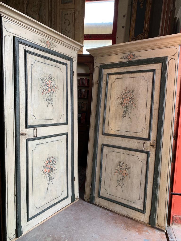 2 Antique Lacquered Doors with Frame, Green Beige Background Flowers, 1700 Italy In Good Condition For Sale In Cuneo, Italy (CN)