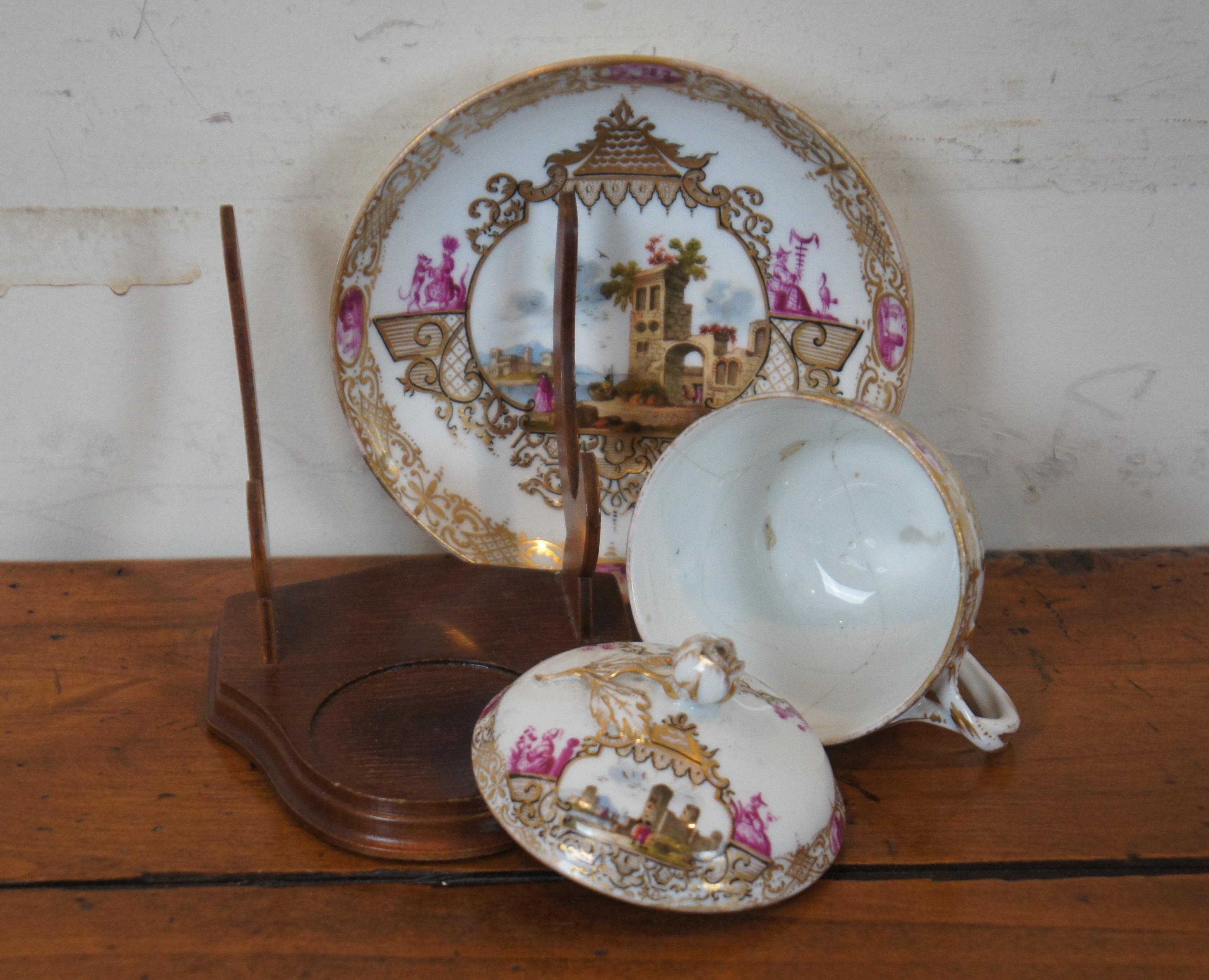 Victorien 2 antiques tasses à thé et soucoupes à couvercle en porcelaine allemande de Meissen sur Stand en vente