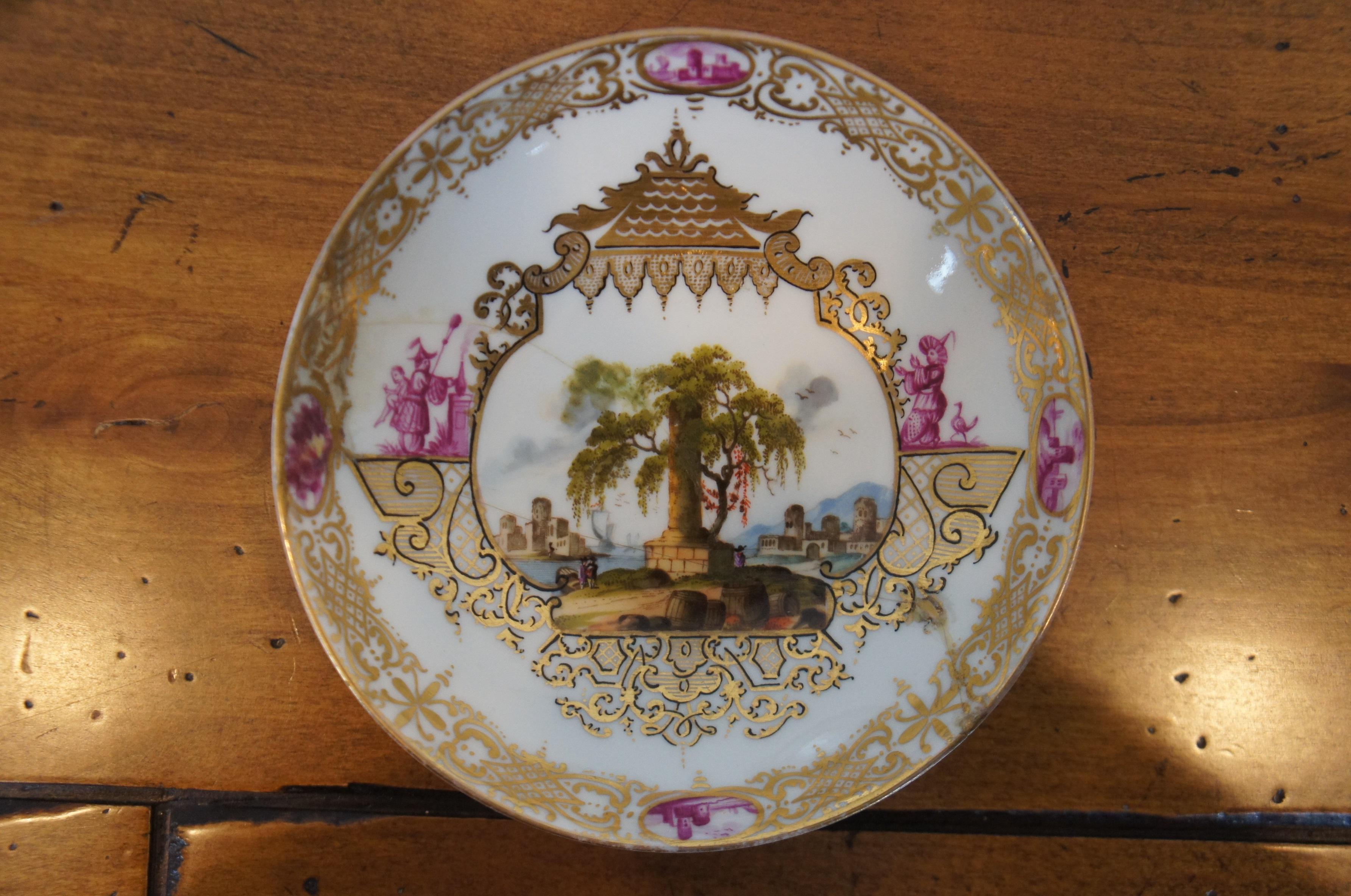 2 antike Meissener Porzellan Deckel Schokolade Teetassen & Untertassen auf Ständen (19. Jahrhundert) im Angebot