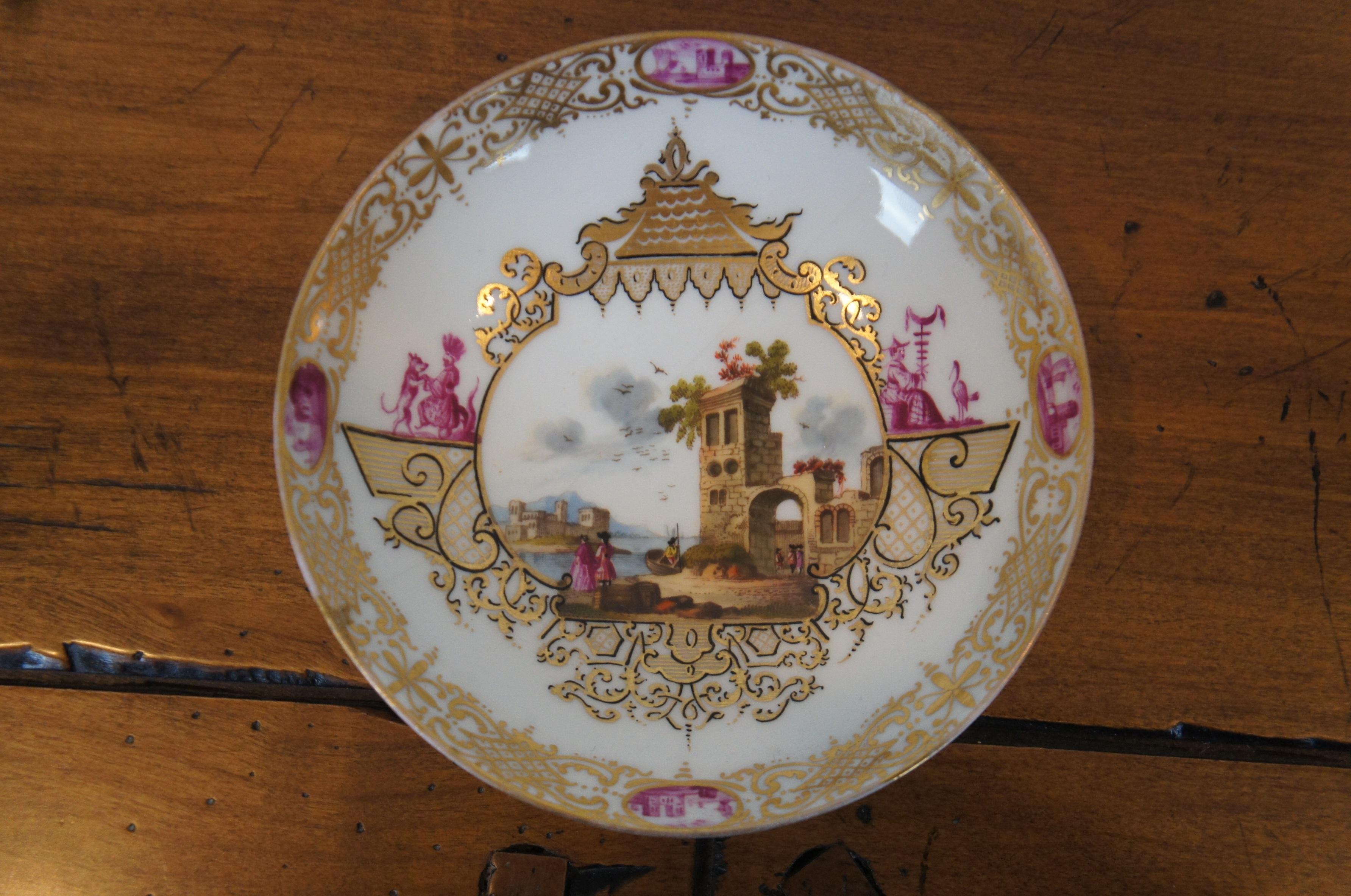 XIXe siècle 2 antiques tasses à thé et soucoupes à couvercle en porcelaine allemande de Meissen sur Stand en vente