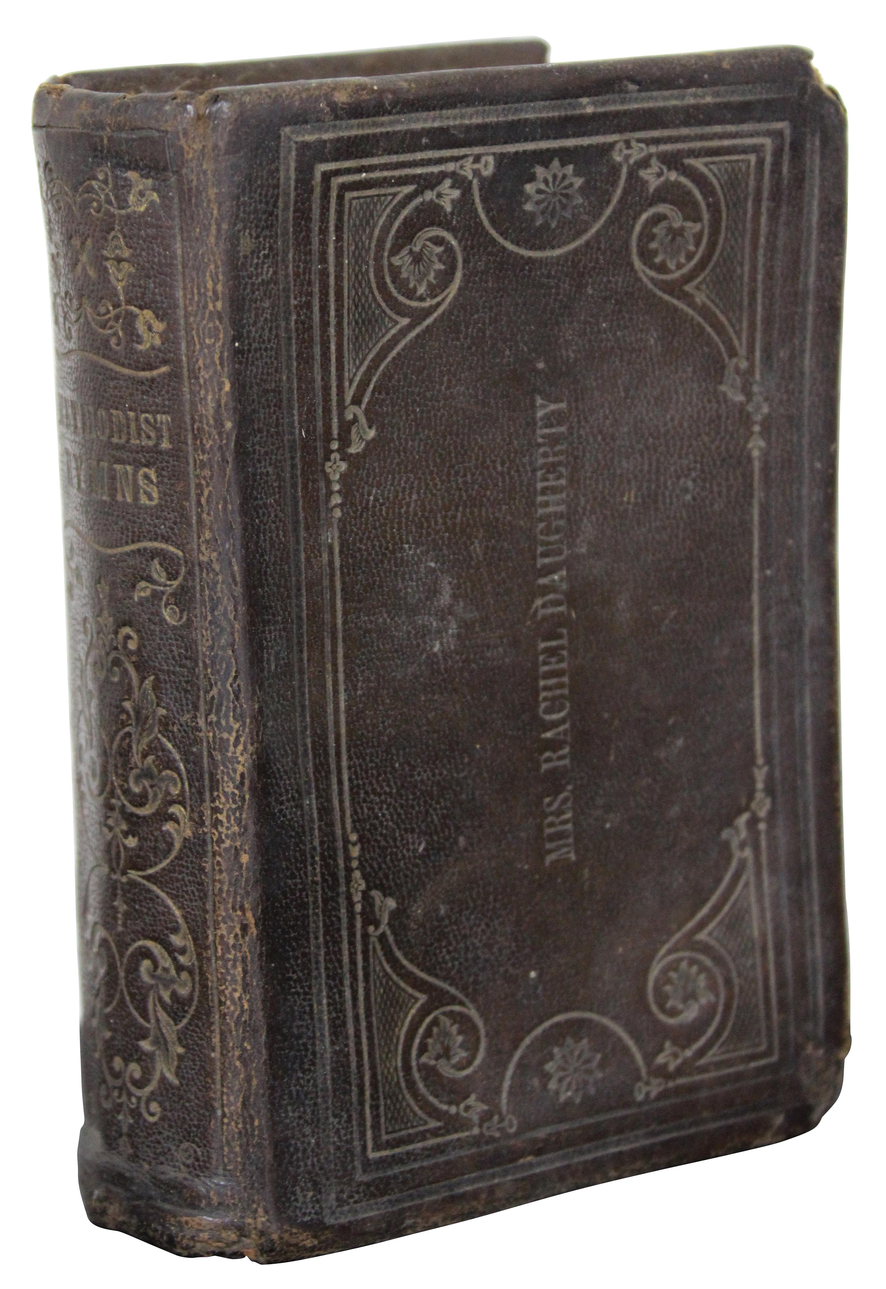 Zwei antike christliche Gesangbücher aus der Mitte bis zum Ende des 19. Jahrhunderts, ein in Leder gebundenes Buch mit methodistischen Liedern, in das der Name von Mrs. Rachel Daugherty eingedruckt ist, und ein in blaues Tuch gebundenes