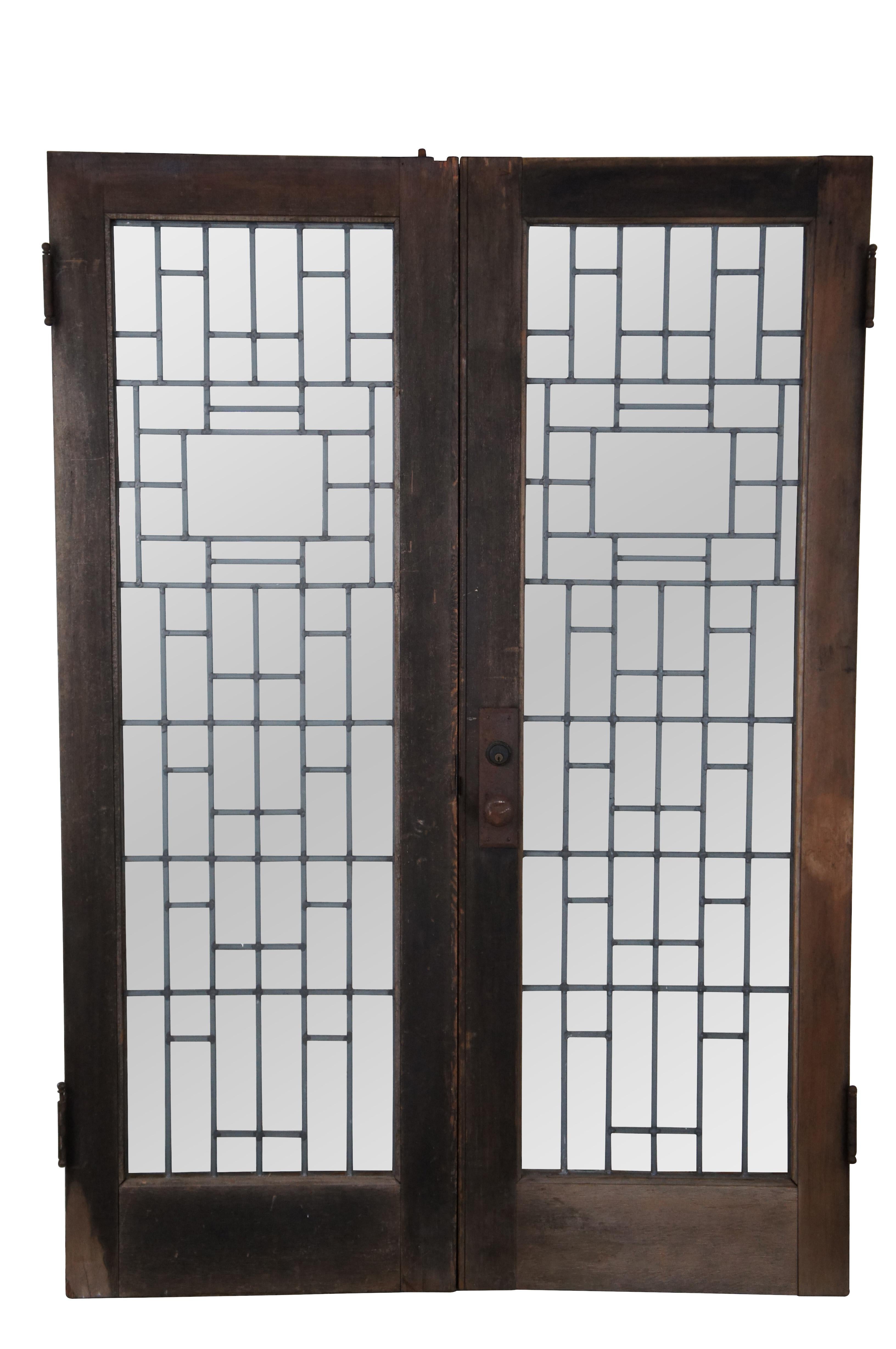 Paire de portes d'entrée en verre au plomb, de style architectural du début du 20e siècle. Cadre en chêne avec panneaux géométriques en verre plombé.  Provenant d'une propriété historique de 1922 située au bord de l'eau sur l'île d'Orcas, dans
