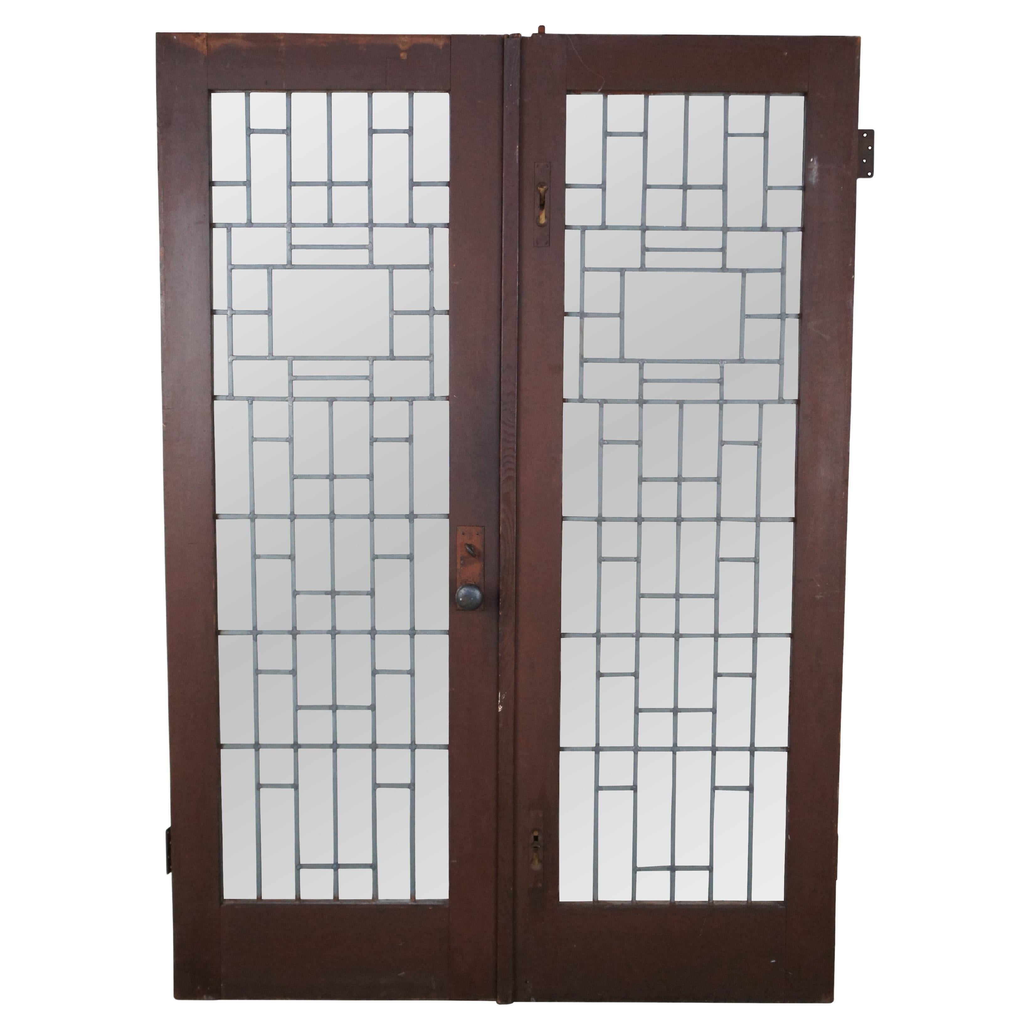 2 portes d'entrée en verre au plomb en Oak Antiques Arts & Crafts Reclaimed 56 x 80". en vente