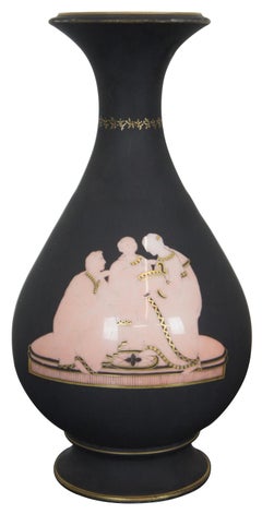 2 vases de cheminée anciens en porcelaine camée avec incrustation d'urnes et de coquillages de scène grecque